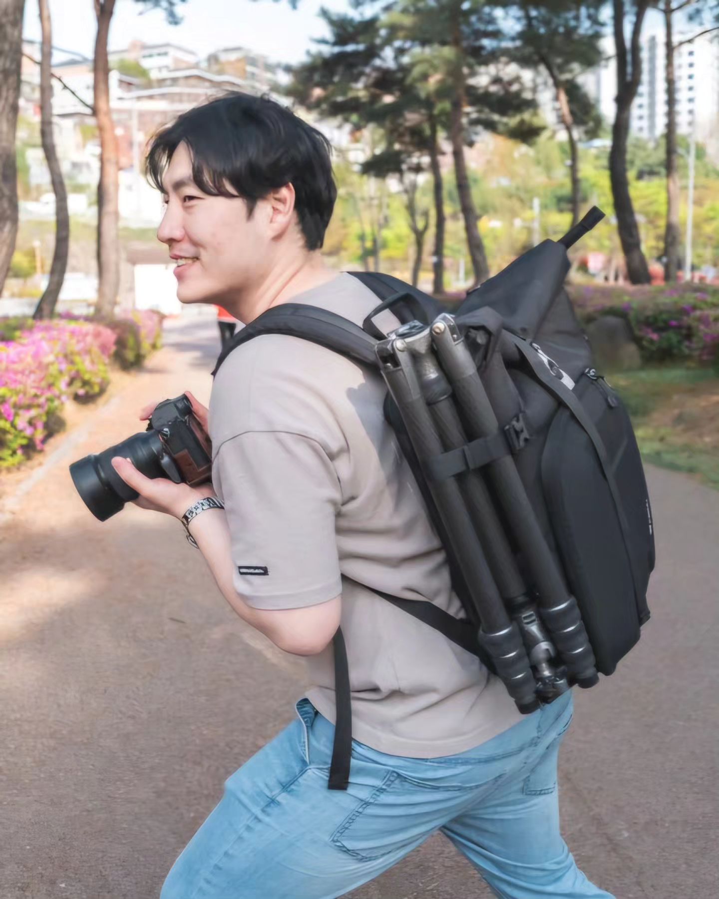 📷📸📷📸

기존에 카메라 가방이 너무 무거워서 손이
안가고 있던 찰라! 제맘에 쏙 들어온 가방이
있는데요. 바로 윈드폴 카메라 백팩!

기능성과 스타일의 조화를 이룬 디자인으로
내맘대로 구성할수 있는 내부파우치로 다양한
카메라장비를 안전하게 보관 가능하고, 상단
확장기능으로 뛰어난 확장성까지!

가볍고 스타일리시한 카메라백팩을 찾는
분들에게 강추드리는 제품이에요. 저도 올해는
윈드폴 백팩 매고 대작담으러 다녀야겠어요.
.
.
.
#윈드폴 #카메라가방 #카메라백팩
#윈드폴카메라백팩 #가방 #카메라가방추천
#카메라백팩추천