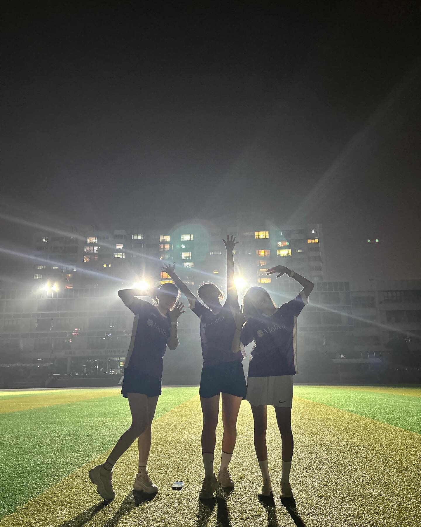 첫 축구?풋살? ⚽️ (둘 차이를 모르겠다…)
재밌는데 심장이 입밖으로 나오는줄….
#고레알x모티바트레이닝  덕분에 축구도 배워보고 
기부도하고 옷도 선물받고 굿굿 보연이랑 행복한시간보냄
.
.
.
.
.
#여자축구 #축구 #풋살 #축구공 #기부 #고레알 #모티바 #트레이닝