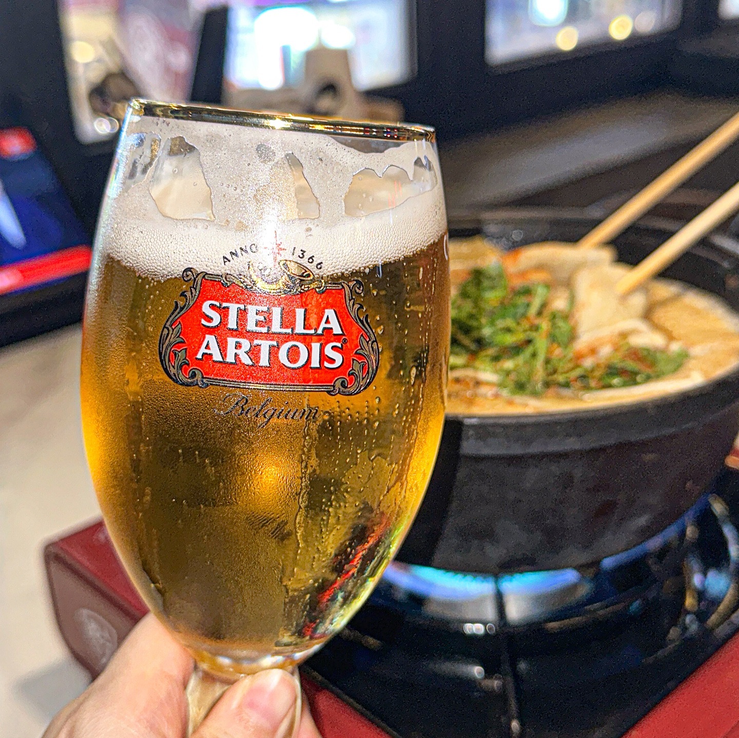 #광고 목넘김이 부드럽고 깔끔한 스텔라 아르투아 🍺

요즘같이 더운 날엔 맥주 콸콸콸 마셔야지.
스텔라 맥주는 풍부한 향에 끝맛이 산뜻해서 좋아!
평소에도 자주 마시는 스텔라를 이렇게 맥주집에서
맥주잔까지 세트로 만나니 반갑고 더 맛있더라 😭

술집은 셀프텝 맥주가 있는 #잠실술집 대양회관 잠실점!
수제맥주 취향대로 맛볼 수 있다 🏃🏻‍♂️🔥

특히 탕은 국물 리필이 계속 가능해서
직원들 눈치 안 봐도 돼 😶
평일이고 한참 늦은 시간대인데도
나이대가 다양한 손님들이 많았어.
안주가 한식, 양식, 일식별로 다양하고
수제 맥주까지 있어서 더 취향을 안 타나 봐.

📍 #대양회관잠실점 
서울 송파구 오금로11길 14 2층 대양회관

inflca stellaartoiskr #스텔라아르투아
*경고: 지나친 음주는 뇌졸중/기억력 손상이나 치매를 유발합니다. 임신 중 음주는 기형아 출생 위험을 높입니다. 제조사/판매사: 오비맥주