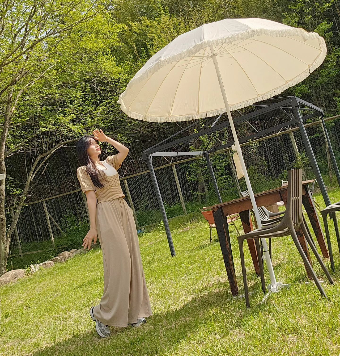 #협찬

진주카페, 
커피플라워 진양호 넓은정원에서 자연만끽 중,,🌿🌳🍃

계절마다 다양한 예쁜꽃들과 초록초록식물들이 가득한 넓은 정원이 너무 예뻤지모에요💚

맛있는 커피와 
디저트먹으면서 아이랑 자연 만끽하고 왔어요🌳

아이들뛰어놀기도 좋아 
다음에 첫째데리고와서 비눗방울 놀이해야겠어요🫧

어디든 다 포토존처럼 너무 예뻐서 
사진을 안찍을수가 없네요😄

혼자라도 커피한잔의 여유를 즐길수있는!
힐링의 공간인! 
진주카페 커피플라워 진양호 추천드려요:)

📍커피플라워
📍주소 : 경남 진주시 남강로 36
📍영업시간 : 매일 10:00-22:00 라스트오더 21:30
📍전화번호 : 0507-1351-7846
📍주차가능(커피플라워 전용주차장O)

#진주카페 #진주카페커피플라워진양호 #진양호카페 #평거동카페 #진주벚꽃맛집 #진주대형카페추천 #대형카페 #카페추천 #커피플라워 #카페 #힐링 #정원있는카페