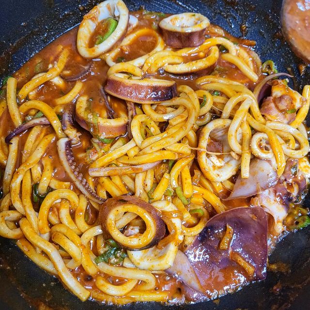 먹보패밀리 | 서울맛집 경기맛집 강원도맛집 전국맛집 on Instagram: "#협찬 #광고 #꼬들무불오징어 @kkineat_official

 오늘 소개해 드릴 제품은 끼닛에서 새로 출시한 꼬들무불오징어 입니다!! 제가 이 제품을 보고 놀랐던 것은 통오징어가 2마리나 들어가 정말 놀랐습니다. 한 팩에 싱싱한 오징어 통으로 2마리가 들어가 있고 무소스 들어가 있는데요!!🥰🥰 꼬들무불오징어는 다른 오징어 볶음과 다릅니다.

이 제품에는 소스 안에 무가 잘게 다져 들어가 있었습니다. 무가 들어가서 소스 맛이 달달하면서 매콤하니 오징어 볶음 소스로 정말 딱 좋았습니다!!❤️❤️ 매운맛은 중간매운맛인데 생각보다 맵습니다. 맛이 없게 매운게 아니라 맛있고 중독성 있게 매워서 너무 맘에 들었습니다!!🤭🤭

조리법도 정말 간단한데요!! 오징어 넣고 소스 넣은 다음 볶으시면 끝 입니다!! 정말 간단하쥬?!!😚😚 전 우동사리랑 치즈도 같이 넣었는데 정말 맛있더라구요!! 다른분들은 오징어 먼저 다 드시고 남은소스로 밥이나 우동사리를 넣어 드시는데 전 오징어 볶을때 다 넣었고든요~ 왜냐면 전 우동이랑 오징어랑 같이 먹고 싶어서요😋😋 여러분도 우동사리랑 치즈 꼭 같이 넣어드세요!! 정말 맛있어요!!

그리고 꼬들무불오징어 소스가 매콤하고 달달해서 순대를 넣어서 드시면 순대볶음으로도 드실수 있다는점~~!! 제가 순대 넣어서 먹어봤는데 정말 끝내줬습니다😘😘

만들기 간편하고 맛있는 꼬들무불오징어 정말 적극적으로 추천 합니다!! 정말 맛있고 싱싱하며, 가성비가 아주 좋은 제품 입니다!! 주문 하실때 우동사리랑 치즈, 아 그리고 김이랑 참기름까지 모두 추가 하세요!! 같이 먹으면 더욱 더 맛있거든요😆😆 캠핑갈때 뭐 해먹을까 고민 하지마시고 꼬들무불오징어 가져가서 맛있게 드시길 바랍니다!!^^

요즘 많이 쌀쌀한데 감기 조심하시고 좋은 하루 되세요😉😉

#오징어볶음 #자숙오징어 #캠핑밀키트 #통오징어볶음 #끼닛불볶음 #맛스타그램 #맛스타 #먹스타 #먹스타그램 #먹팔해요 #먹팔 #먹팔환영 #먹스타맞팔 #맞팔 #선팔 #좋아요 #좋아요테러 #첫줄 #댓글환영 #소통환영"