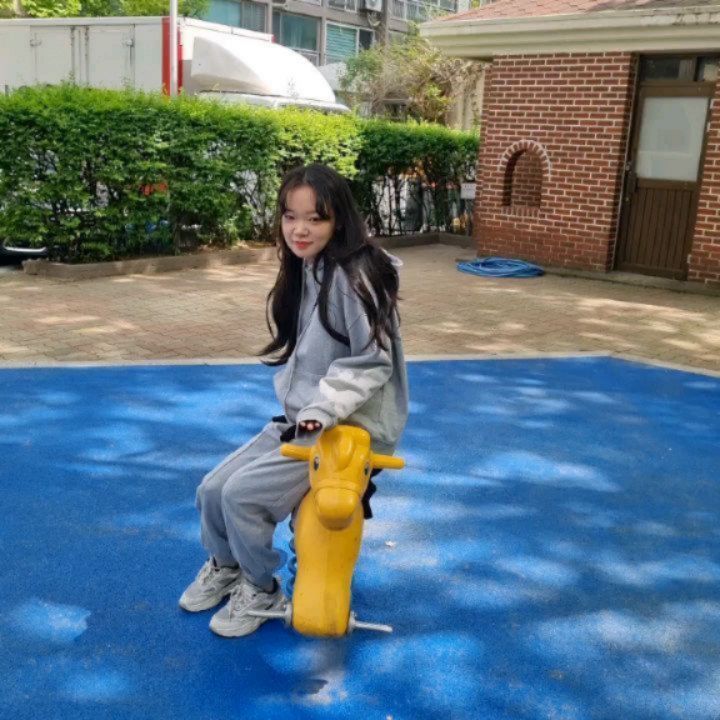 #협찬 #레브하티드 
노는게 젤 좋은 나이 반오십🙃

오랜만에 휴일에 원마일웨어룩 입고 놀이터 출격ㅋㅋ

가운데 중앙 스티치 디테일이 있는 
트레이닝복 세트로 편하게 입기 좋았어요

요즘 옷들은 너무 크게 나와서 기장이 안맞았는데🥹
줄이지 않고 딱 맞게 입을 수 있어서 더 편했던 조거팬츠💕

참고로 착용한 상하의 사이즈는 모두 1사이즈💗