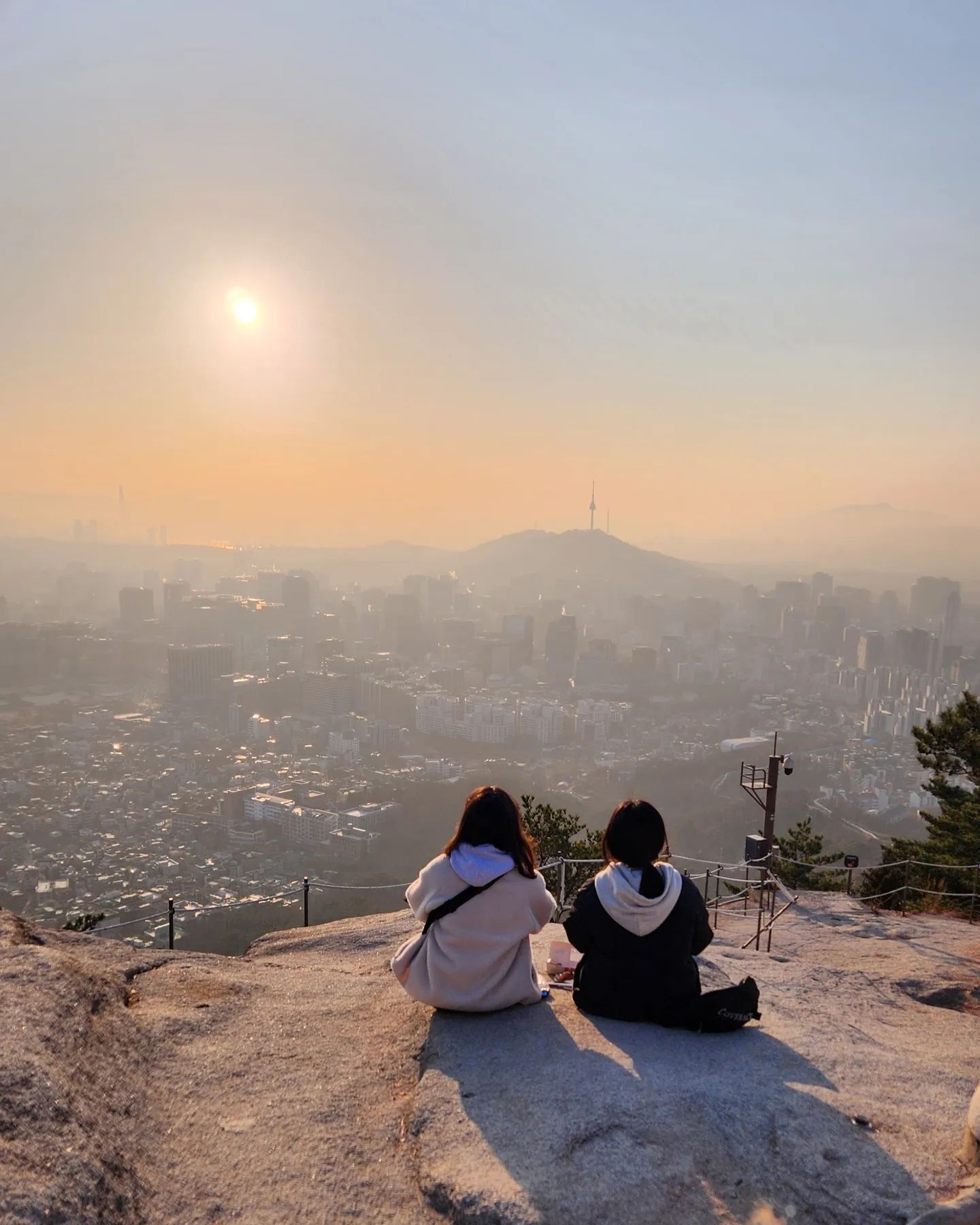 2022.12.11 
알바 가기 전 7시에 만나 인왕산 등산🎄 하산 후 후다닥 뛰어서 같이 출근ㅋㅋㅋㅋ 너는 클밍해 나는 일할게

담엔 더빨리 만나서 일출보쟝👀
산에 가면 산이 내 에너지 빨아가서 텐션 비슷해지는 둘^^

정상에서 먹는 김빱 체고야 

#인왕산 #등산 #서울산 #인왕산정상