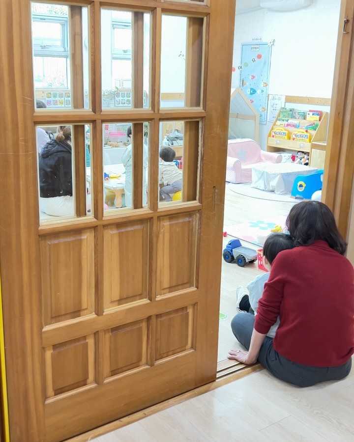 3/4 얼집 첫 등원 한날 엄마 가는데 울지도않고 씩씩한 우리이신 사회생활잘해보자 다치지말기🫶