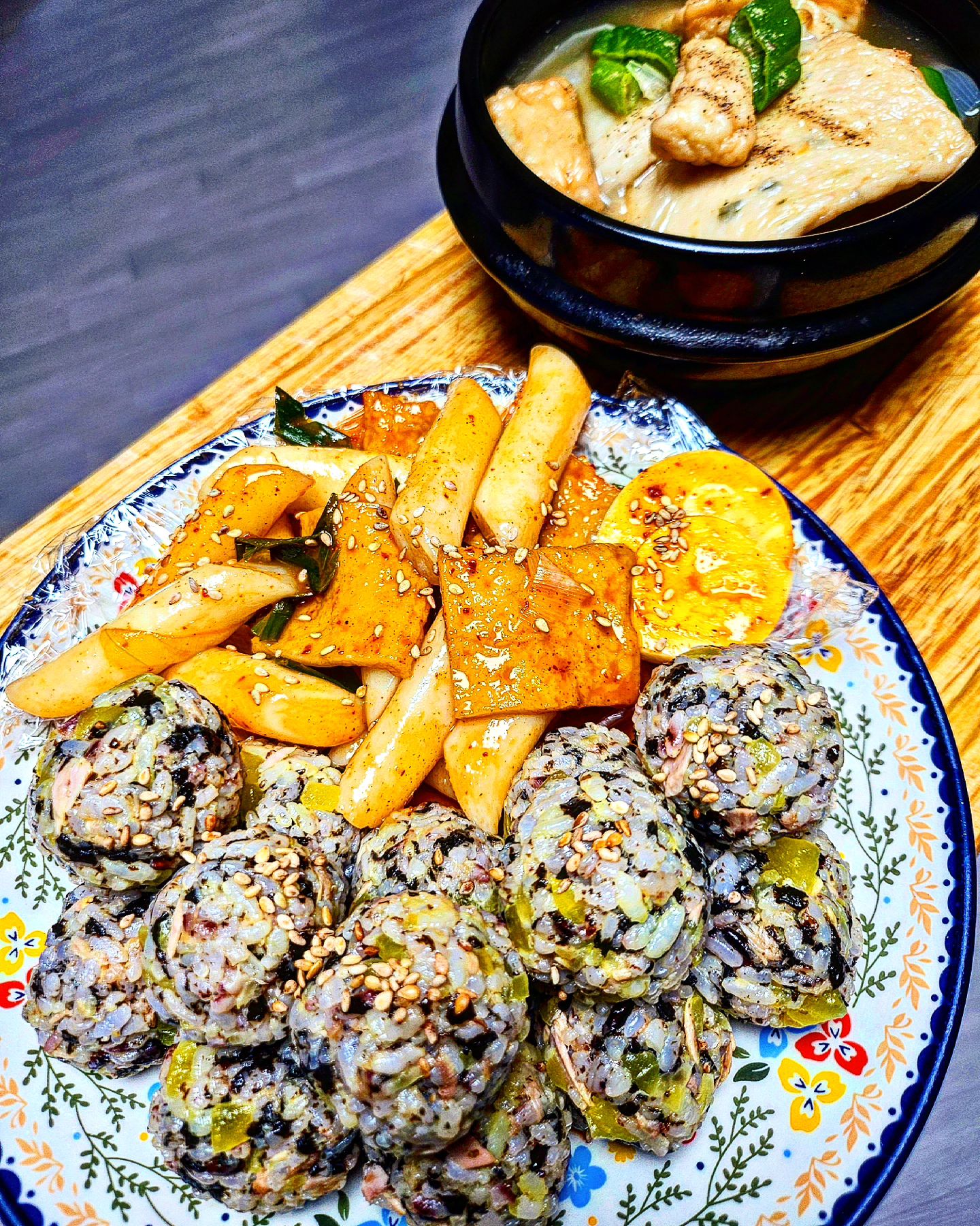 토요일#집밥 #집밥스타그램 

오늘의 저녁메뉴는"분식데이~"로  만들어보았습니다.🤗
"🍙주먹밥"" 떡볶이🍢"" 어묵탕🍲" 

울인님들 오랜만입니다.👋👋 거의 몇주동안 피드사진을 못올렸어요
저혼자 좀~~ 생각이 많았습니다^^ 그래서 활동이 뜸했네요^^
오늘 간만에 분식데이 로 준비 해보았어요.
간만에 떡볶이 만들었더니~~ 와오~왜케 맛있어요ㅎㅎㅎ 
역시 3종세트 너무 맛있네요~^^ 저희아들은 세번씩이나 리필해서 먹었네요.👍👍