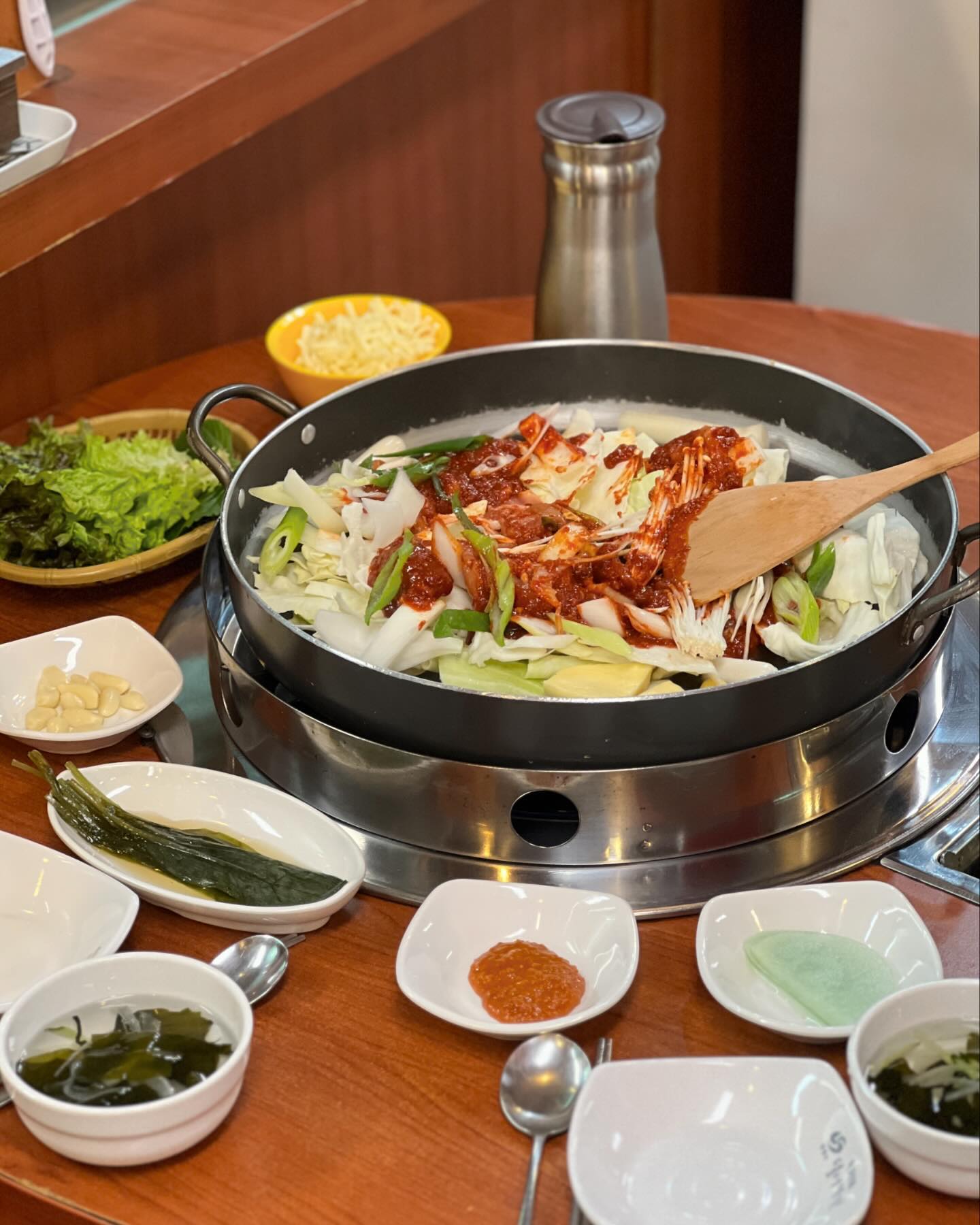 📍#불타는춘천닭갈비
[경남 창원시 성산구 마디미로 28 상남재래시장 C동 343호]

- 닭갈비(보통)
- 치즈 추가
- 감자사리 추가
- 볶음밥

닭갈비의 진정한 맛을 보고싶다면  불타는 춘천닭갈비
맵기 조절이 가능한데 신라면 맵기 정도인 보통 닭갈비를 선택했는데 익숙한 매운 맛이라 딱 먹기 좋은 맛
아끼지 않은 재료로 건강하고 맛있는 닭갈비
감자사리와 치즈사리를 추가했는데 부드러운 닭고기와 쫄깃한 감자면의 완벽 조화 
모짜렐라 치즈는 녹아내린 치즈와 닭갈비의 매콤한 맛이 어우러져서 풍부한 맛이 일품
닭갈비와 곁들여먹기 너무 좋은 명이나물, 쌈무 등의 기본찬
추가로 사장님께서 직접 볶아주시는 볶음밥은 마무리로 최고! 
30년 전통의 노포맛집인 이유를 알고싶다면 불타는 춘천닭갈비

#창원상남시장닭갈비  #창원상남동닭갈비  #상남시장밥집