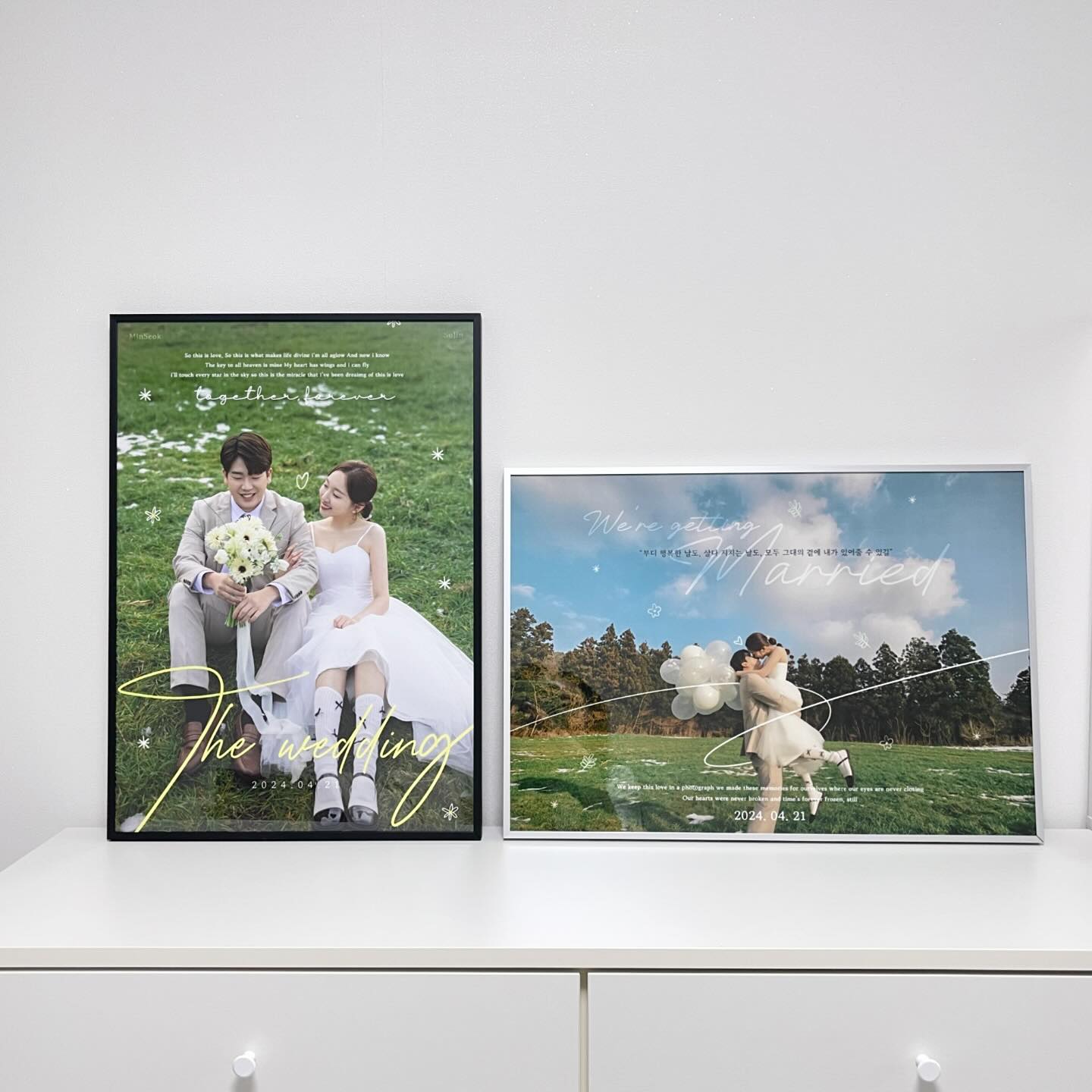 벌써 결혼식이 2주 넘게 지나버리다니!

결혼 준비하면서 결혼소식 알림, 
모바일청첩장, 식전영상, 본식액자 등등
정말 유용하게 사용했던 #유주카드 #웨딩포스터 

내가 고른 사진에 알맞게 폰트, 컬러, 일러스트 등을 
디자인 해 주시는데 사진 색감까지 신경 써서 
멘트까지 디자인 해 주시는 센스!⭐️

10년차 디자이너인 유주카드 대표님이 
직접 디자인 해 주시는거라 피드백도 빠르고 
퀄리티까지 높아 마음에 쏙 들더라고요👍

게다가 커스텀 웨딩포스터 제작하면 
인쇄물은 물론 JPG와 PDF 파일로 전달 해 주시니 
저 처럼 식전영상, 모바일청첩장, 본식액자 등에 
활용 하시면 좋을 것 같아요!

본식날 포토테이블액자 세우는 용도로 활용하기 위해 
A2사이즈 액자틀만 따로 주문 해 사용했고, 
결혼식 후에는 신혼집 분위기 물씬 느껴지게 액자로 활용중!🫶🏻

스튜디오 제공되는 큰액자 1개 외 
돈 많이 들여 추가제작 안하고 웨딩포스터 활용하니 좋네요❤
저는 웨딩포스터만 제작 했지만 
이 디자인으로 포토 엽서청첩장 했어도 참 예뻤을듯! 

💙웨딩포스터업체 
youjucard 

#맞춤웨딩포스터 #맞춤포스터 #커스텀웨딩포스터 #식전영상 #모바일청첩장 #청첩장 #가성비청첩장 #청첩장추천 #엽서청첩장 #포토청첩장 #본식액자