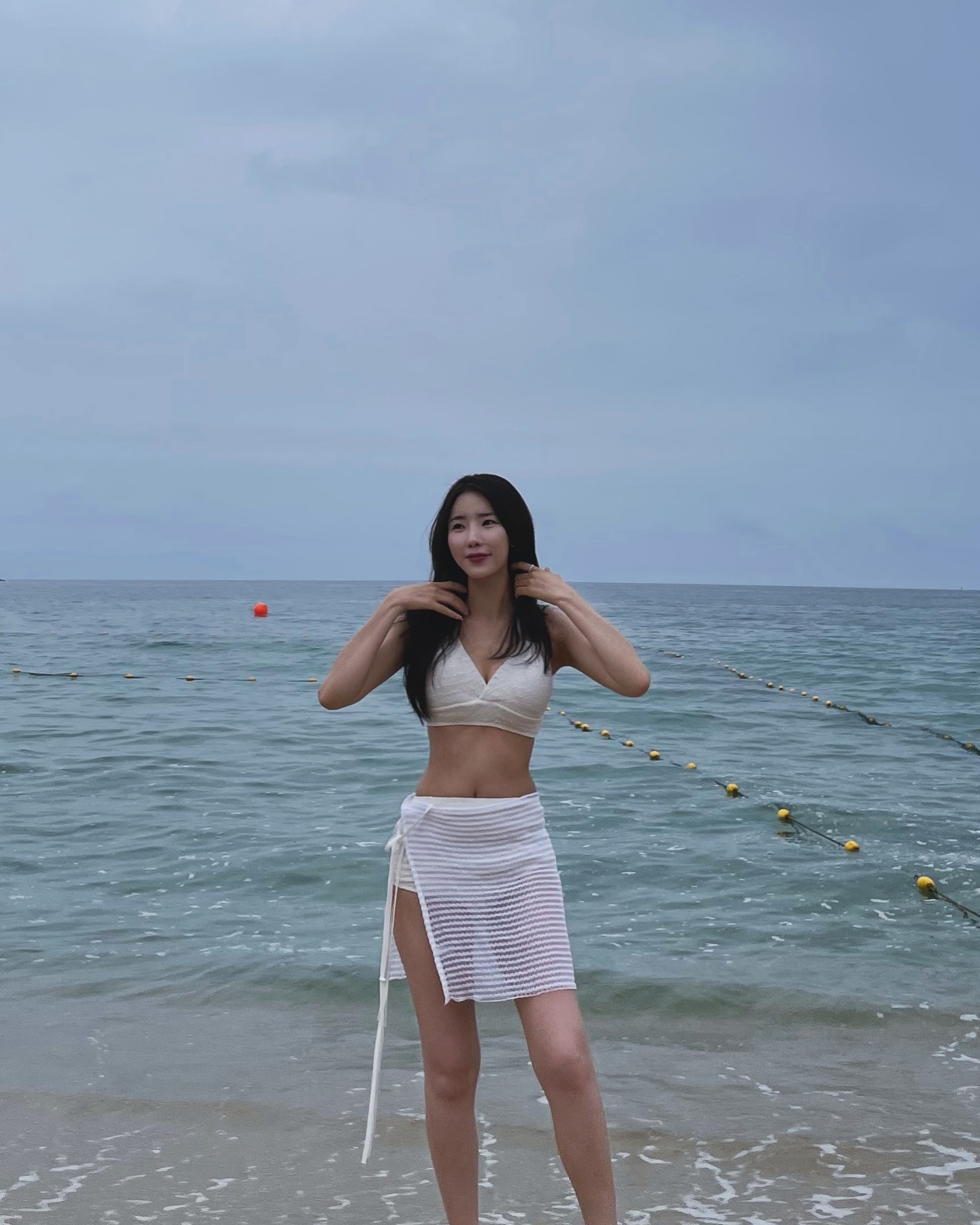 #협찬 #하바나선데이 

너모 깔끔한 디자인의 크림 홀터 비키니
리본으로 매듭지어 착용하는 디자인이지만, 아주편해요!
스타일에 맞게 연출가능하고 신축성이 좋아 착용감도 굿굿
무엇보다 하이웨스트라 뱃살,군살도 가려주고 다리도 길어 보여효-! 여쿨라의 정석 화이트아이보리 컬러 넘 이뿜뿜🤍

리본 그물 레이어드 스커트로 요즘 살이쪄서 아랫배와 허벅지살의 노출이 부담스러웠는데 커버업 치마로 함께 착용하니 자신감뿜뿜✨ 요거는 커버업으로도 착용할 수 있고, 요즘 유행하는 레이어드 치마로 일상복에서도 활용가능!

havanasunday

#비치웨어 #비키니 #커버업치마 #레이어드스커트 #휴양지수영복 #호캉스 #바캉스 #바캉스룩