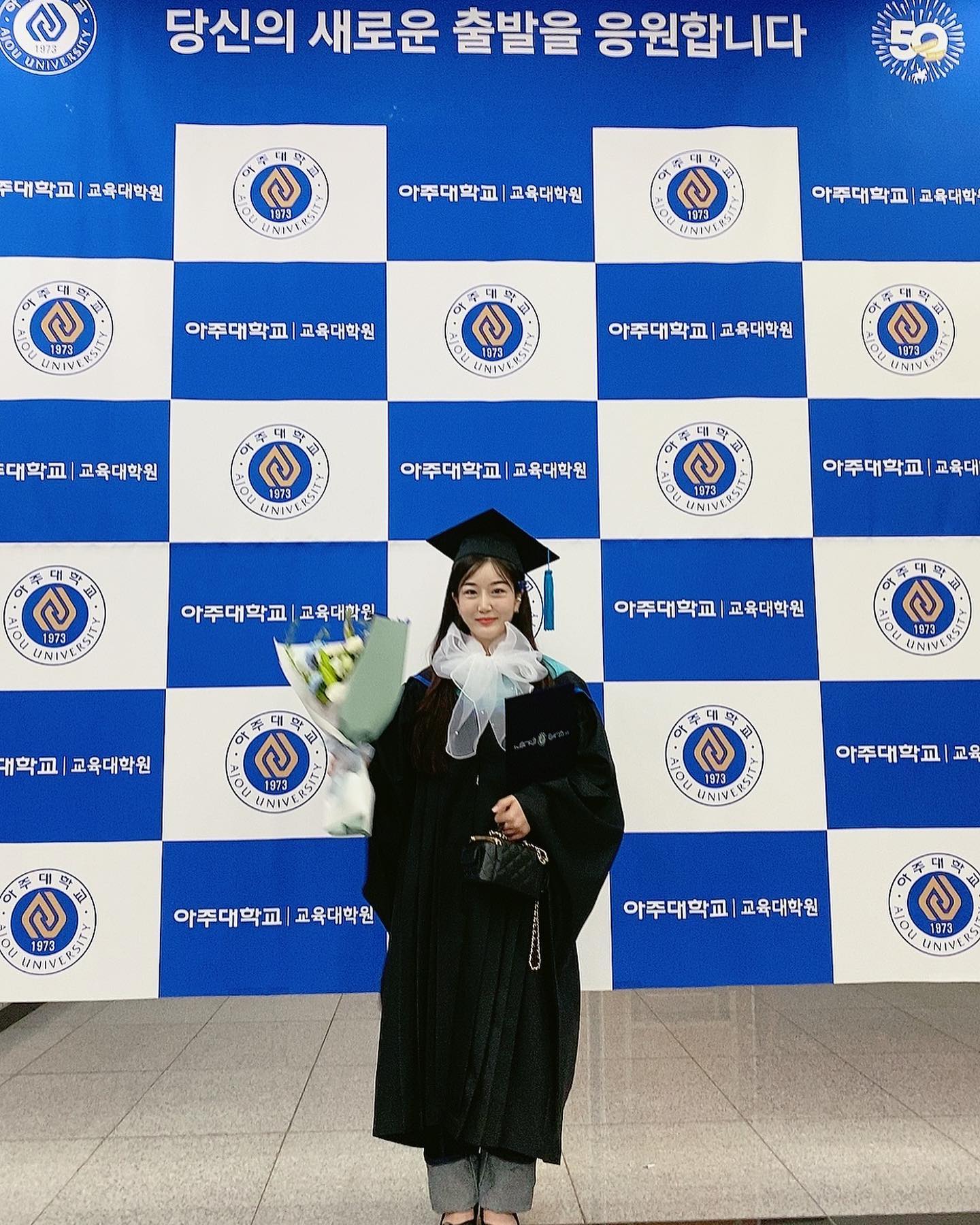 🩵💙🤍
사랑하는 엄마, 이조청이 축하해줘서 너무 좋았다.
#기를쓰고졸업했더니
#상은언제받냐고물어봄
#대학원 #졸업 #석사