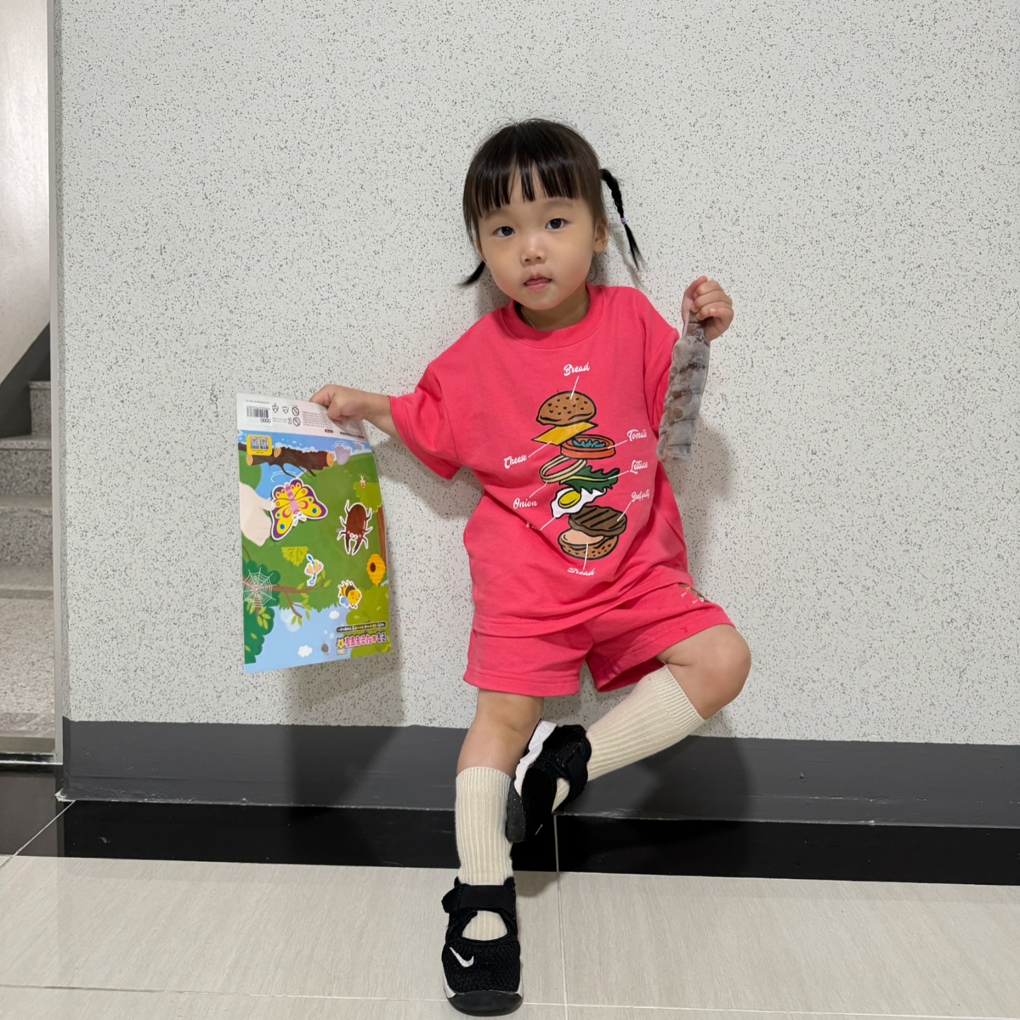 퍼스널 컬러가 필요없는 짱어린이, 형광색핑쿠도 잘 소화하네🩷 노란색 캠핑옷에 이은 핑쿠 햄벅옷 나갑니댜~~ #트립션 #리미티드에디션