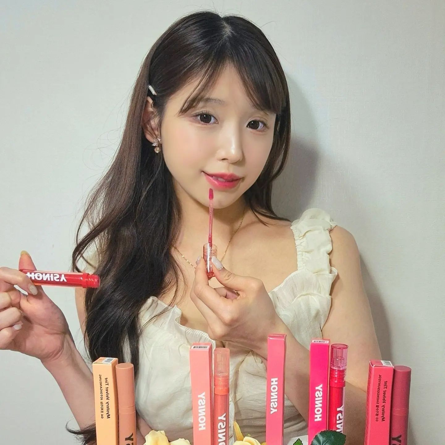 #협찬
퍼스널컬러대란이 일어난이후 관심없던 저도 작년에 호기심으로 받고왔었는데요.
피부가흰편이라 그냥 쿨톤인줄만알았던 저는
 <가을웜톤> 이라는 결과가나왔었어요 .
그러다보니 메이크업에서도 특히 립은 은근 퍼널컬러에 맞춰 신경써서 구매하게되더라구요 ... •́.•̀
허니시에서 출시한 틴트 8종은 매트&촉촉이 버전으로 나눠져있는데 퍼널컬러와 상관없이 모두에게 
노멀하게 어울리는 색상들로 출시되어 일주일내내 골라바르는 재미가 정말 쏠쏠해요 .

제가 데일로 쓰는 조합은벨벳03생기수혈+03글로이랒으벨히 로 그라데이션으로 섞어쓰는데 촉촉하고 뽀용한느낌의 두가지조화에 유지력까지... 
즈응말요새 화장후 립바를때가 가장행복해요.. 
넉넉하게 들어가는 에코백도 증정되고있으니 벚꽃이 만발하는시작되는4월 시작을 허니시틴트바르고놀러가요✿˘◡˘✿ 

#멉씨틴트 #허니시틴트 #멉씨립틴트#립틴트 #착색틴트 #지속력좋은틴트 #매트틴트 #벨벳틴트 #안지워지는틴트 #립틴트추천 #착색틴트 #픽싱틴트 #가을웜톤 #가을웜톤틴트#틴트추천