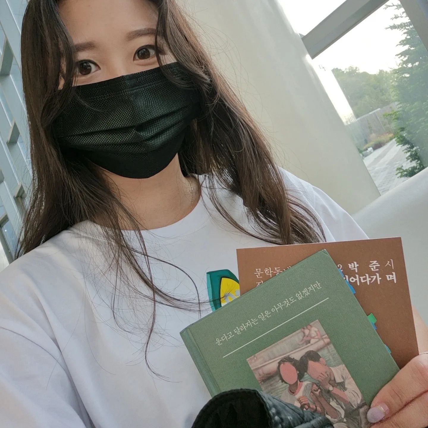 올해는 아주 오래전부터 바라왔던 것부터 스쳐 지나간 작은 바람까지 하나하나 차곡차곡 다 이뤄가고 있다. 그중 하나였던 '최애 시인의 시 낭송 라이브로 듣기' 이룸😍
-
2024년 울산도서관 4월 도서관주간 행사.
박준 시인과의 만남 I 읽는다고 달라지는 일은 아무것도 없겠지만

7년 전에 시집 <당신의 이름을 지어다가 며칠은 먹었다>, 산문집 <운다고 달라지는 일은 아무것도 없겠지만>을 읽고 좋아하게 된 시인 박준님 강연에 다녀옴. 맨 앞 중앙에 앉아 강연을 들으면서 혼자 울고 웃고 감동하고 아주 감성 풀 충만한 상태로 집으로 돌아옴.

와닿은 강연 내용을 적은 노트가 물에 젖어서 글씨가 거의 안 보이지만 들여다보고 있으면 3개월이 지난 지금도 하신 말씀들이 다 기억날 정도로 소중한 시간이였음.
싸인 받은 두 권의 책은 가보로 남기리.