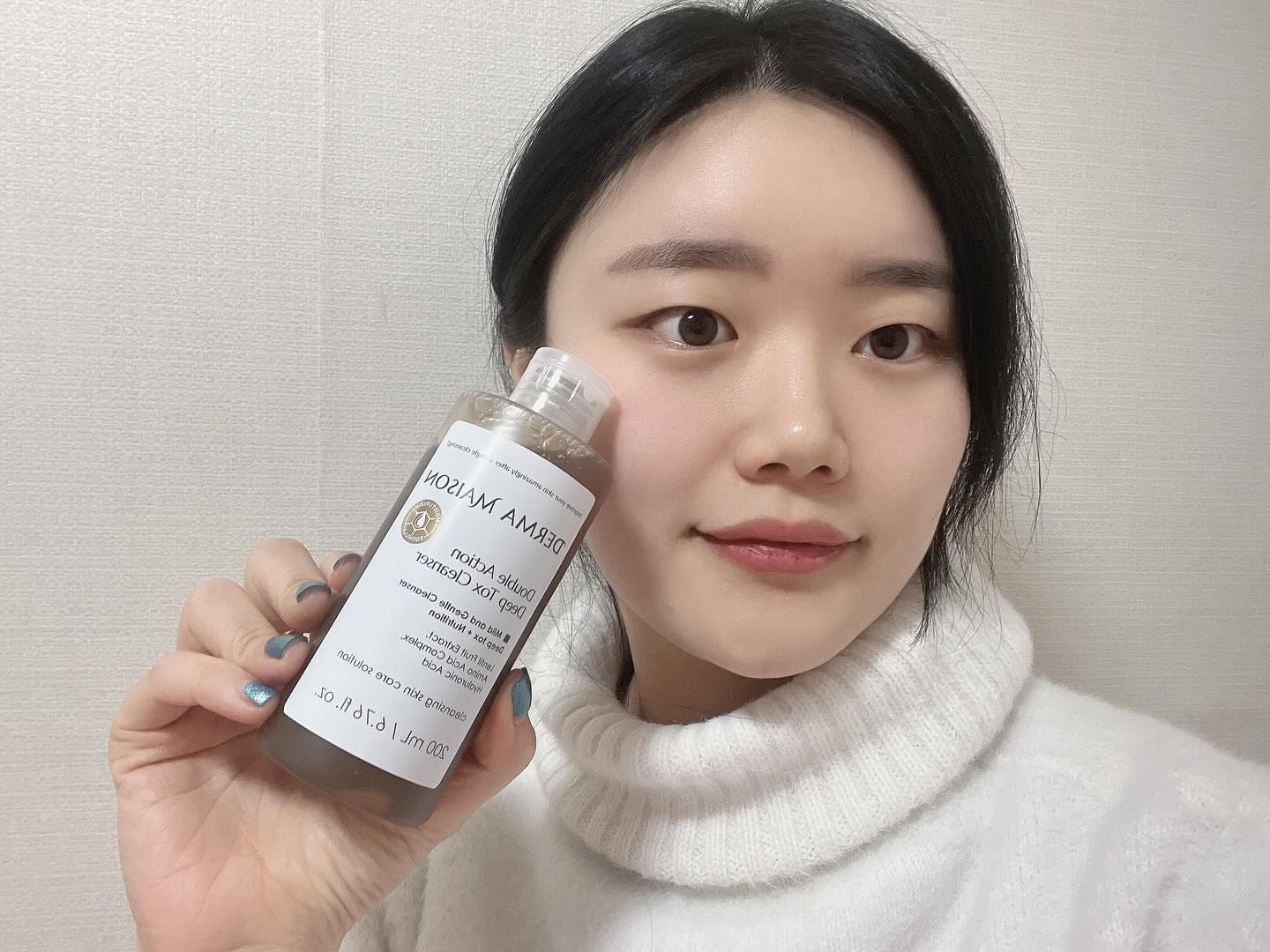 #협찬 dermamaison 
안녕하세요:-) 쏘입니다! 선크림을 지우고 나면 제 피부는 메마른 땅 같은 느낌이에요. 하지만 [더마메종 단백질 클렌저]를 사용하고 나면 에센스를 바르는 듯한 촉촉한 기분이 들어 알려드려요💦

🫧 와디즈 펀딩 1.5억 달성! 더마메종 단백질클렌저
POINT 01. 과다 피지 & 노폐물 케어
피지, 노폐물 제거 후 탄탄한 영양까지 채워준답니다!
부드러운 에센스 타입의 갈색 제형으로 피지를 없애고 싶은 부위에 꼼꼼하게 발라주세요!
POINR 02. 단백질 보습막 형성
영양이 풍부한 렌틸콩에 아미노산을 더해 더욱 탄탄한 단백질 보습막이 건강하고 튼튼한 피부를 완성시켜 줍니다!
POINR 03. 민감 피부도 안심 사용
ph 6.5 약산성 클렌저로 건강한 피부 컨디션을 유지해 준답니다!

✅ 이런 분들께 추천합니다
01 모공 및 과잉 피지로 인한 피부 고민이 있으신 분
02 유수분밸런스가 망가져 번들거리는 피부가 고민이신 분
03 모공 노폐물을 말끔하게 케어하고 싶으신 분
04 우수한 세정력에 자극이 적은 클렌저를 원하시는 분
.
.
#더마메종 #더마코스메틱 #균제거클렌저 #갈색클렌저 #단백질클렌저 #에스테틱화장품 #더마화장품