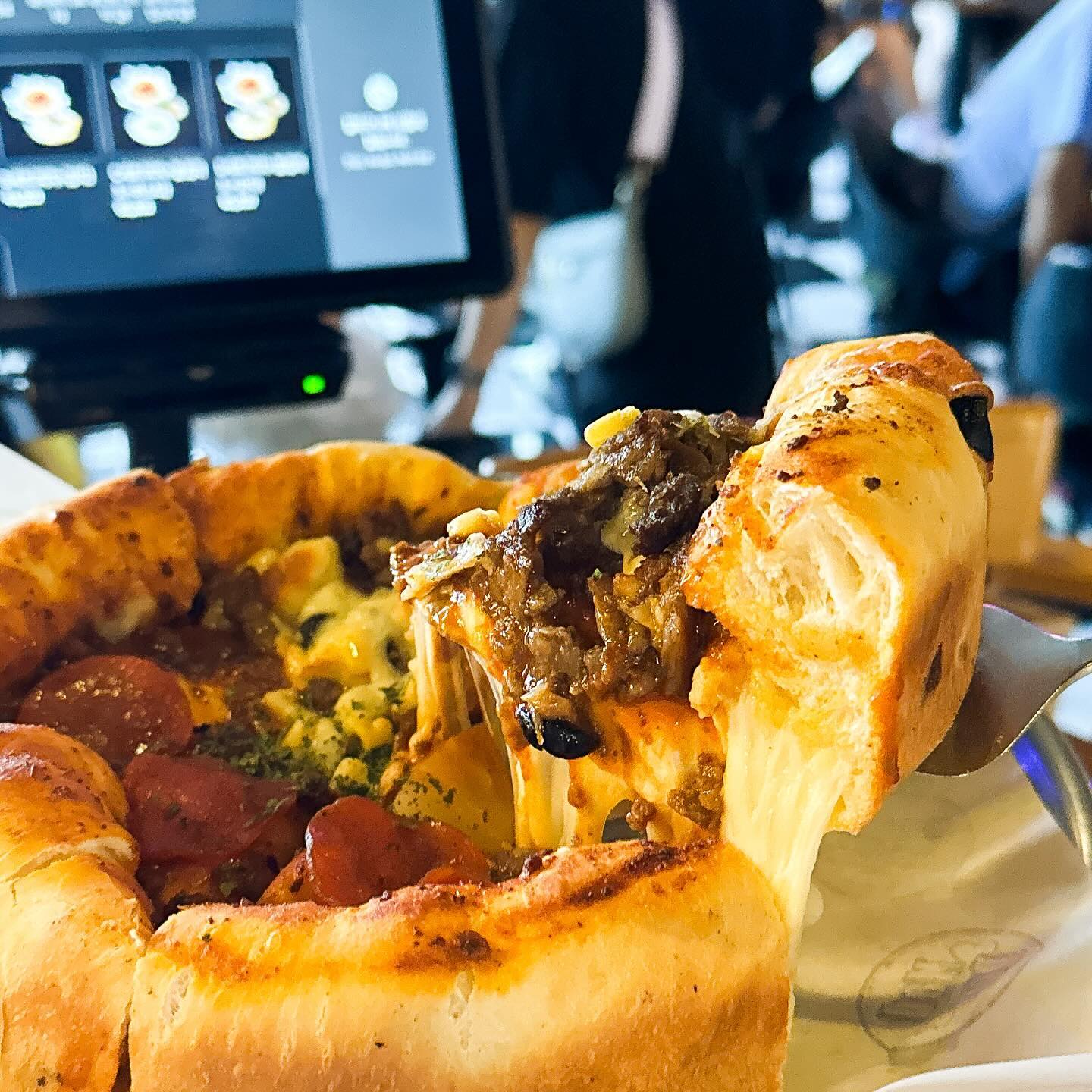 🍕[#매드독스] - 피자 좀 먹을 줄 안다 싶은 사람은 당장 달려가야하는 이유 3가지 

1️⃣ 광안리 오션뷰 
매장에서 광안리 바다가 바로 보여서 피자를 먹으면서 부산 광안리 바다를 즐길 수 있는 곳이에요 

2️⃣ 치즈 한가득 들어있는 시카고피자 전문점 
치즈가 피자 밖으로 넘칠만큼 한가득 들어있어서 치즈를 좋아하시는 분들은 실컷 즐길 수 있는 곳이에요 

3️⃣ 힙한 분위기 
외국펍처럼 꾸며져 있어서 외국인들도 많고 전반적으로 힙한 느낌으로 꾸며져 있어 사진 찍기 좋아요 

💲메뉴 및 가격:
-반반 피자 : 31,000원
-원샷 소맥 : 5,000원
-패션플롯맥주 : 5,500원

📍위치: 부산 수영구 광안해변로 235
⏰영업시간: 12:00 - 23:00
☎️예약 및 문의: 051-753-3600

#부산맛집 #광안리맛집 #광안리술집 #광안리피자
#광안리핫플 #광안리맛집추천 #피맥 #광안리 #광안리해수욕장 #부산바다 #부산오션뷰맛집 #오션뷰맛집 #맛집추천 #맛집리뷰 #여행스타그램 #먹스타그램 #술스타그램