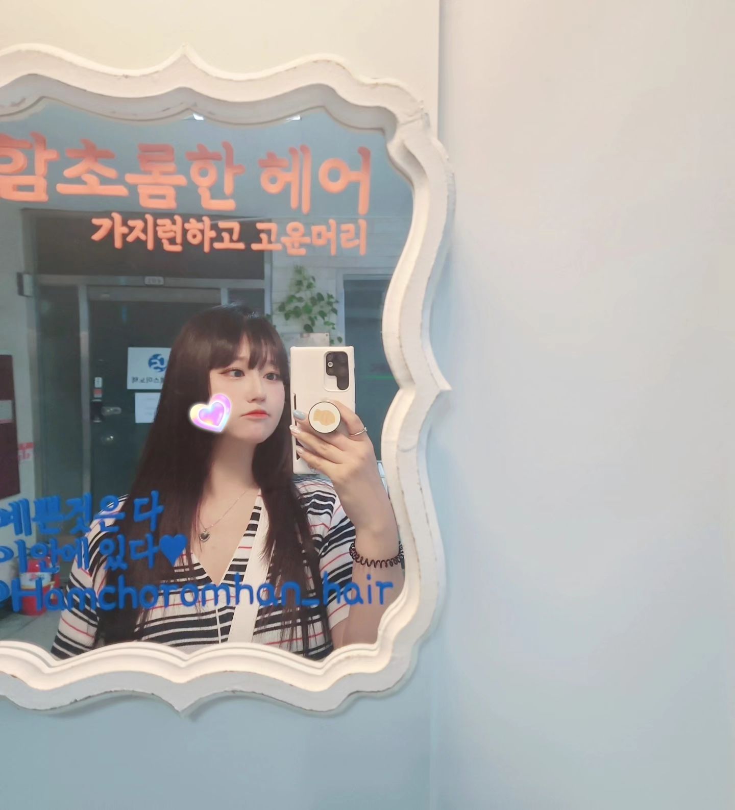 #협찬 
머리할때가 슬슬 되서 알아보던참에 발견한 #함초롬한헤어 리뷰 💇‍♀️
원장님께서 굉장한 오래된 경력으로 제머리 쓰윽 보시더니 ,
염색은 몇달전에 한건지 매직은 언제한건지 딱딱 맞추심 넘소름 🤣
엄청난 악성곱슬이여서 장마철이 다가오니 점점 무서워지는 내머리 😂
뿌염도 할때가 되서 염색과+매직 같이 최대한 최대한 손상없이 하고싶었는데 원장님께서 딱 맞춰서 해주시고 머리스타일도 저에게 어울리는 스타일로 컷트해주셨어용 💇‍♀️🩷
진짜 오랜된 경력을 가지고 계셔서 그런지 원장님께서 굉장히
꼼꼼하게 해주시고 지루할틈도 없이 너무 재밌으셨어용 🤭🍀
다하고나니 내머리결 완전 물미역 대박쓰 👍
머리하는내내 불편한데는 없는지 음료랑 과자도 챙겨주시고 충전기도 주시고 꼼꼼하게 다 챙겨주셔서 넘 친절함에 감동했쨔냐용 🫧❤️🤍
마지막에 안마의자에 샴푸대까지 마무리코스로 뻐근함까지 다 날리고 기분전환 제대로 하고왔슴미다✨️🎶
.
.
🗺 서울 영등포구 여의대방로 379 (여의도동, 제일빌딩) 4층 403호
☎️ 0507-1365-2970
⏰️ 영업시간
화 정기휴무 (매주 화요일)
수 11:00 - 21:00
목 14:00 - 21:00
금 11:00 - 21:00
토 11:00 - 21:00
일 11:00 - 21:00
월 11:00 - 21:00
- 화요일은 정기휴무, 목요일은 14시부터 영업합니다
.
.
#여의도미용실 #샛강역미용실 #샛강미용실 #미용실추천 #여의도미용실추천 #샛강미용실추천 #미용실추천✂️ #함초롬한헤어미용실 #복구매직 #컷트 #크리닉 #염색 #슬릭컷 #거울샷 #리뷰노트 #협찬디엠 #좋반 #댓글