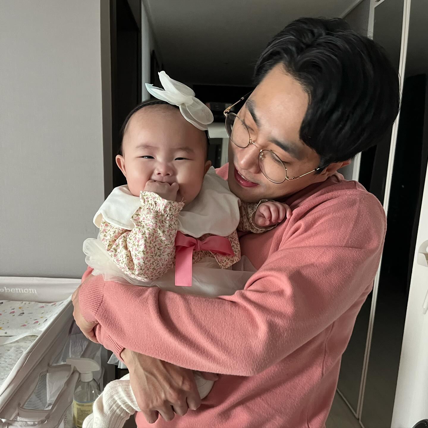 서아의 첫 설 💗

1. 집에서 한복입구 아빠랑 투샷 
2. 사촌친구 하음이 어루만지기 ... 너무 적극적인 서아
3. 세뱃돈 받는건데 누가보면 뺏기는줄 ㅜ
4. 외할비랑 같이 세배중
5. 사촌언니 오빠랑 피아노치기
6.핑크가족인데 또 울고있는 주인공
7. 인생 첫 남자친구랑 커플 턱받이+헤어밴드 +멱살잡기는 덤
8. 우리집 통통이🤍
9. 치발기 먹방중
10. 엄마랑 얼른 손잡고 걷자🥹
