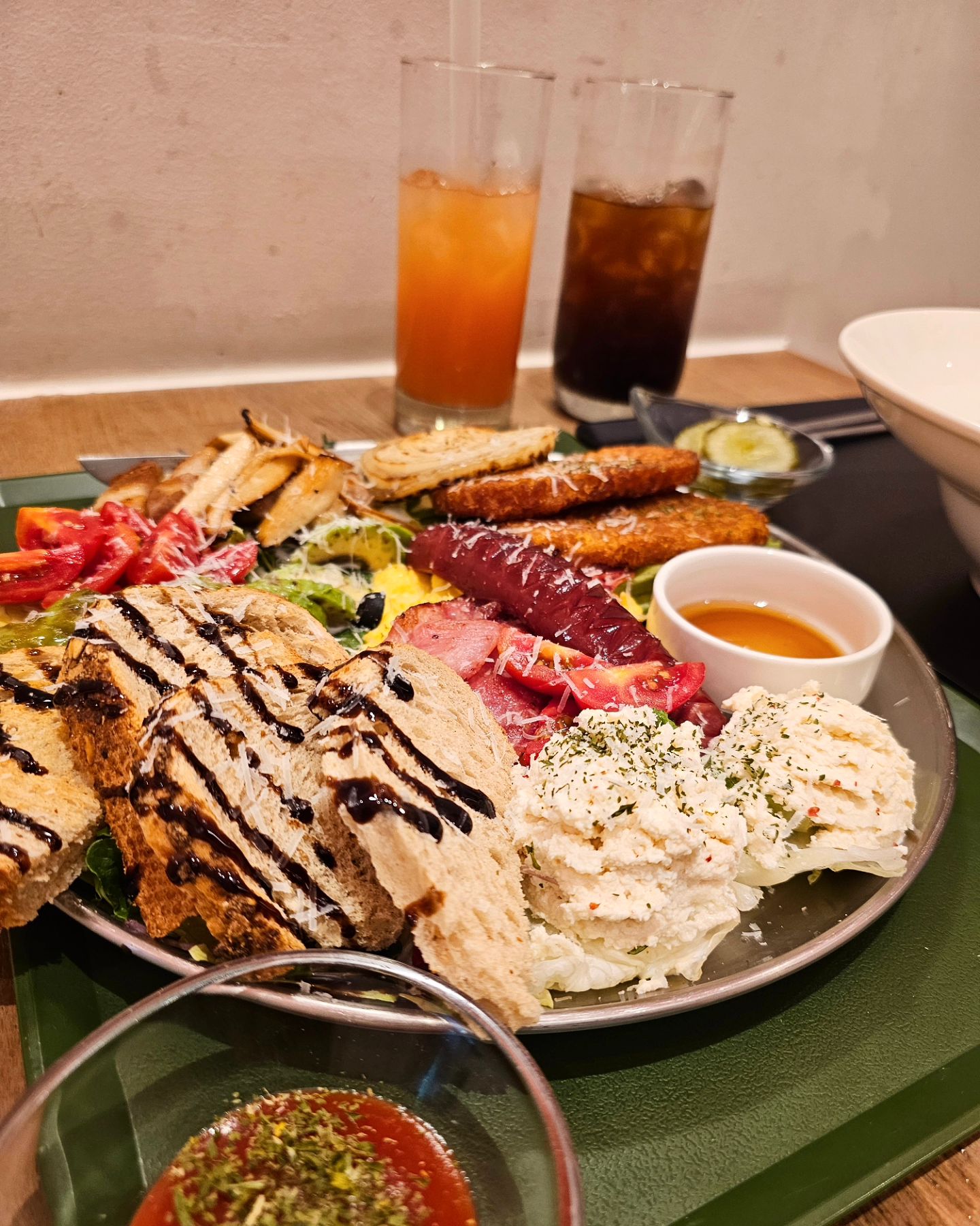 #협찬 [브런치나인🍽]
마곡,발산 브런치맛집 찾는사람 바로 요깁니다!!!🤗🤗🤗
서울식물원, 한강, 메가박스, 김포공항 과도 접근성 만점이라 데이트 후 맛집으로도 강추강추 합니다!!!💘💝💖
오픈런으로 달려 갔는데 평일임에도 점심때 되니 손님들이 많이 오셔서 바로 만석 되더라구요😛😜🤪
모든 메뉴는 매일 신선한 재료로 만들고,
재료소진되면 메뉴 마감하시더군요!
날씨도 가을가을 시원해 지니 야외 테이블에서도 즐겨보고 싶더라구요

🧡 브런치나인 
💛 brunchnine_magok
💚 서울 강서구 공항대로 212 문영퀸즈파크11차 1층 126호
💙 영업시간 10:00~21:00 (LO 20:00)
💜 주문메뉴 : 올에브리씽&베이컨크림리조또

#마곡브런치 #마곡역브런치 #마곡역브런치카페 #마곡카페 #마곡역카페 #마곡양식 #마곡스테이크 #마곡프렌치토스트 #마곡데이트 #마곡역맛집 #마곡맛집 #발산브런치 #발산브런치카페 #발산역브런치 #브런치나인 #브런치나인마곡점