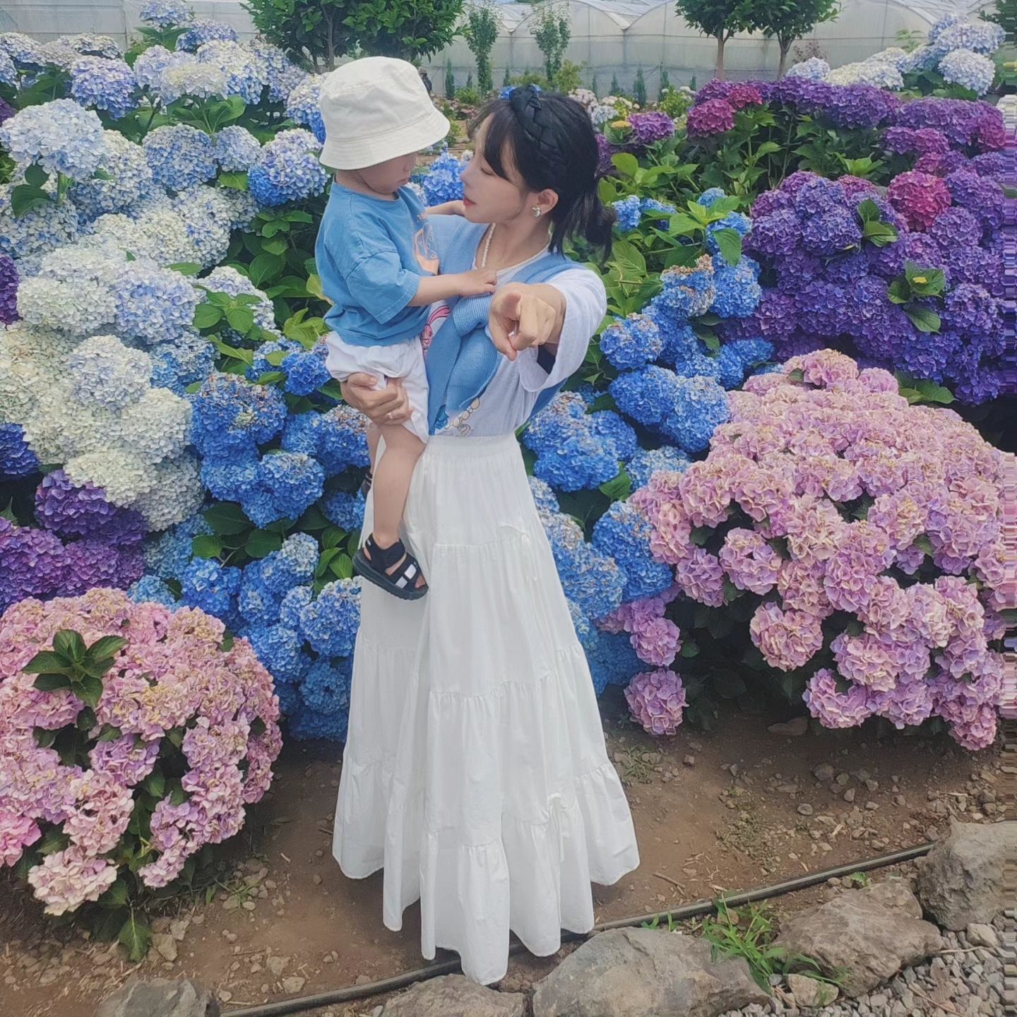 아침부터 넘나 뜨거워서
10분정도밖에 못본것같은 수국이지만ㅋㅋㅋ
너무너무 예뻤다💙🩵🩷💜
아들이라 그런가 정말 어쩌다가
조금만 꾸며도
목걸이 귀걸이 다 뜯어버림ㅋㅋㅋ
아직은 츄리닝이 짱인것..🥲
할머니, 고모, 서아누나, 아성이형과
즐거웠던 주말🫶