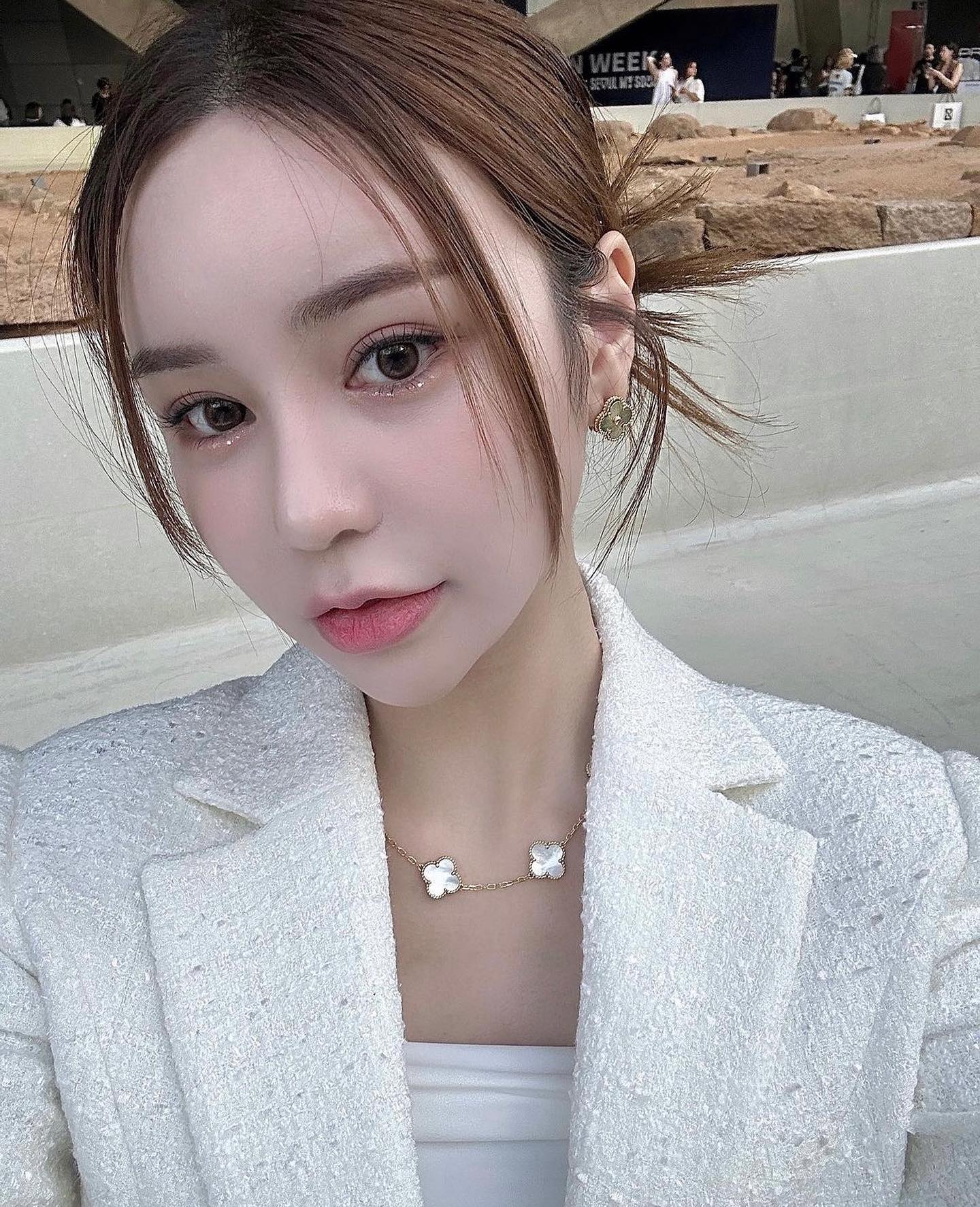 .
의상에 맞춰 화사하고 여리한 복숭아빛 촬영 메이크업🍑