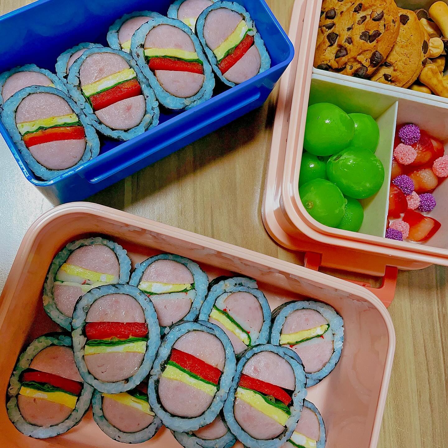 *
우리집 김초딩들 소풍가는날이라
아침부터 일어나서 도시락싸기🍱

요즘 햄버거 젤리에 빠져있는
아들취향을 담아
오늘은 햄버거 김밥 🍔

맛있게 잘먹고 와주렴🩵

.
.
.
#소풍도시락