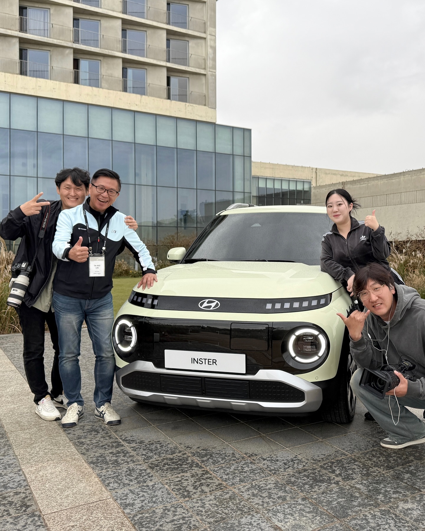 작년에 이어 올해도 함께한
현대 해외 기자단 초청 행사 통역 :)

한국 촬영팀 감독님들 - 기자단 통역 진행 !

먼저 같이 사진 찍자 해주고 에어드랍 쏴주고 간
대만 기자분 쏘스윗 🙂‍↕️