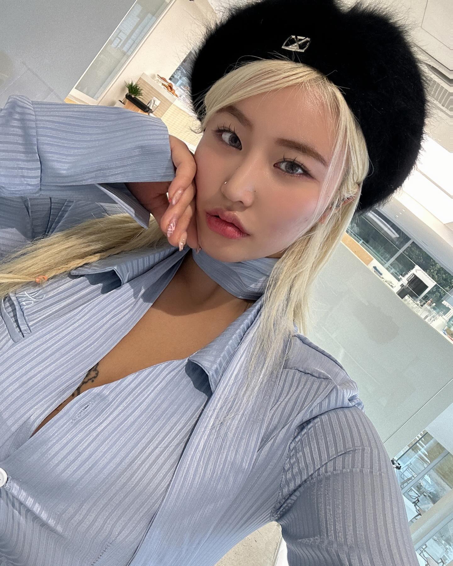 바잘 VA스퀘어 스터드 앙고라 베레모로 따수운 겨울 글램핑 완료우✨

피드 넘 오랜만이쥬🫶🏽
겨울이라 그런지 반복되는 일상이라 지루했나봐요 🤭  반복되는일상에 소소한 행복은 운동하고 자는게 젤 행복한 요즘,,?🫠

진짜 겨울아이(i) 인 저는 등따숩고 배부르면 기절하기 바빠요!! 
여름동안 못잔 잠 몰아 자는거 같기도 하구,, 
겨울도 나름 즐길게 많아서 기대도 되지만 겨울잠에 약해서 맨날 기절한다눈😭
글램핑가서도 , 다녀와서도 10시되서 기절한 사람 나야나 🤣😭 

나름 곰처럼 잠자는 매력이 있는 계절(?) 그래두 이번주면 12월 진입이고 앞으로 촬영도 다시 있으니 바지런히 움직여볼게용?💜

#광고#협찬#ad#제품제공#베레모 #바잘#vazar