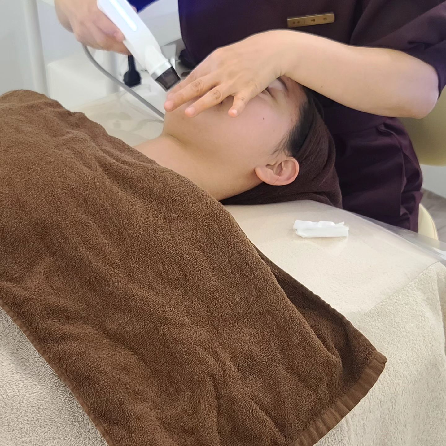에스테틱 다니는 중2 🤣

두번째 여드름관리 받으러 왔어요.
첫번째 관리 받고 많이 좋아졌는데 패이는 여드름이라 관리필수!

조금 더 일찍 시켜줄껄~
모르는 사이에 색소침착까지 되서 재생이 꼭 필요하네요.🫠

#맥슈어 2회차 

금천롯데캐슬 3차에 새로 생긴 #비엔제이에스테틱
원장님이 너무 세심하게 관리 해주셔서 딸램이 엄마 회원권 야금야금 쓰는 중~~~😂

시바산으로 재생크림 챙겨주셔서 재생관리 짱짱 잘하고 있어요🤩🤩

#내돈내산 후기

#여드름피부
#피부관리
#금천구청피부샵 
#금천롯데캐슬피부관리 
#사춘기여드름
#중2여드름
#금천구청여드름관리
#비엔제이에스테틱

bnjaesthetic