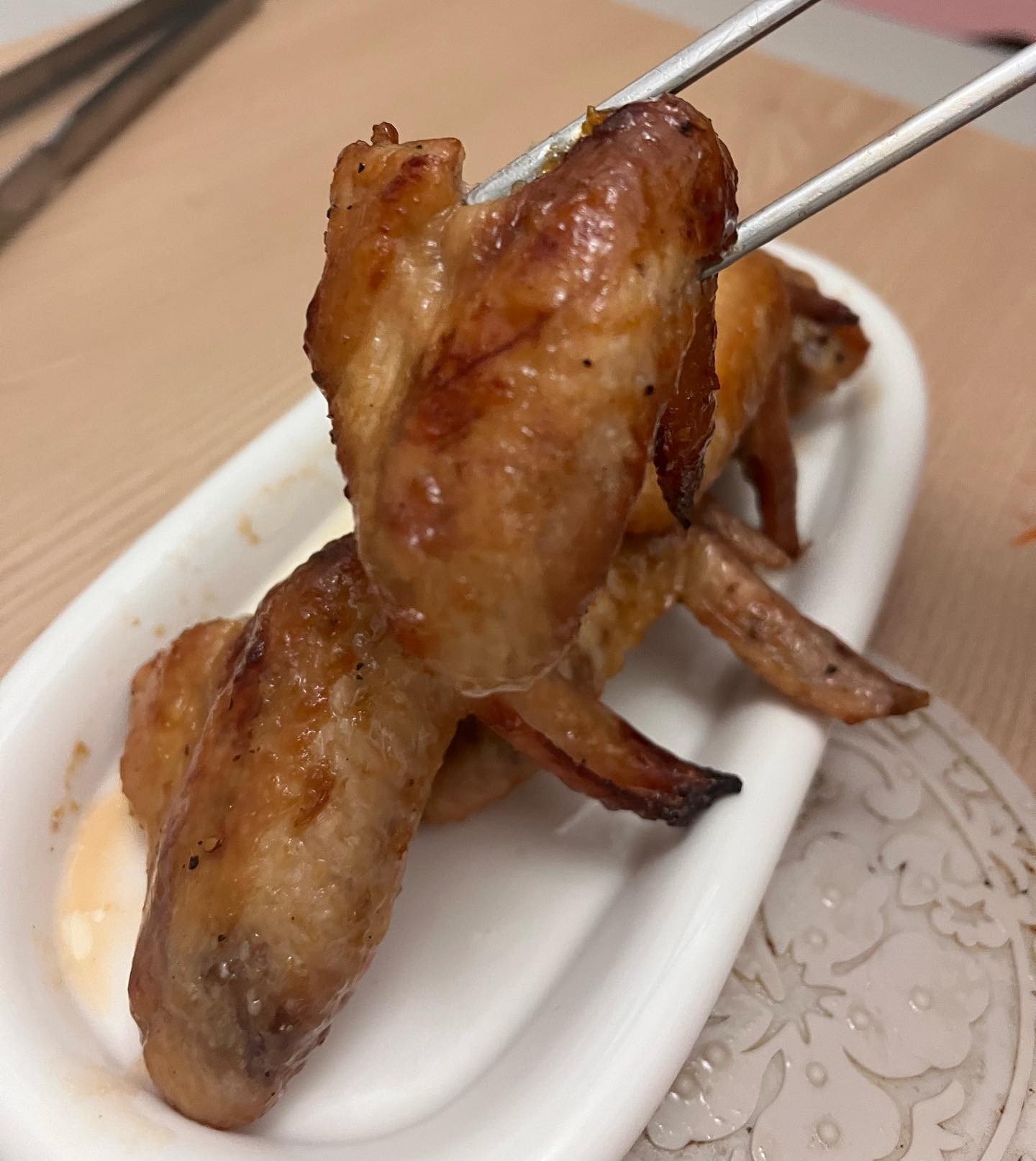 닭사무소 통닭날개

집네서 굽네치킨을 만들어먹어보고 싶어서 구매해 본 통닭날개 입니다! 저는 500g을 구매했고 날개가 7개 들어 있었어요! 먼저 우유에 20분 정도 재운 뒤 한번 행궈서 미리 만들어 둔 양념장에도 10분정도 재워주고 오븐에 넣어 구워줬습니다! 양념장은 간장4 설탕2 맛술1 올리고당2 후추톡톡해서 만들었어요!

국내산이라 그런지 닭날개에서 잡내가 하나도 안나고 정말 싱싱해서 요리하기에도 좋았고 날개인데도 살이 많아 야식으로 부족함 없이 먹을 수 있었어요 ㅎㅎ 저는 닭사무소라는 곳에서 구매했는데 닭고기를 전문적으로 판매하는 스토어고 다른 종류도 많더라구요! 요리 좋아하시면 한 번 구매해서 만들어보세용~!
.
.
.
#협찬 #국내산 냉장닭 #통닭날개 #닭볶음탕용닭 #치킨요리 #닭요리#먹스타그램 #푸드스타그램 #맞팔 #맞팔해요 #맞팔환영 #맞팔선팔 #소소한행복 #소주 #소통 #좋아요반사 #좋아요 #좋아요환영 #좋아요환영 #food #foodstagram