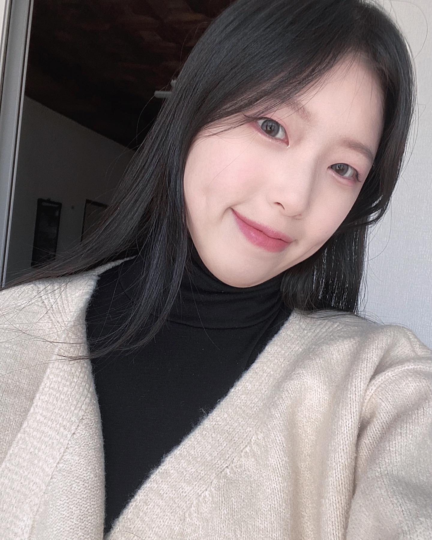 요즘 자주쓰는 메이크업 제품들 ෆ ⊹꒰ ⑅·͈·̮·͈꒱ ♡⊹
약간 주저리 주저리...🙏🏻💖

•skincare

-아비브 어성초 카밍 토너 스킨부스터
-구달 맑은 어성초 진정 수분 크림
-넘버즈인 보들보들 결 세럼

저는 건성 피부에다 붉인기가 자주 올라오는 예민 피부랍니다...! 그래서 그것을 진정 시켜주는 ‘어성초’ 성분이 든 스킨 케어 제품을 자주 사용하고 선호하는 편이에요,,, 

•base

-루나 롱래스팅 팁 컨실러 07. 아이보리 

-넘버즈인 굿바이레드 그린더마 커버톤업
: 요 제품은 붉은기 커버용으로 쓴답니당

-클리오 킬 커버 파운웨어 쿠션 올 뉴 2. 란제리

평소 저는 피부를 두껍게 바르는 것 보다 얇고 자연스러운 피부결을 좋아하기 때문에 쿠션으로 베이스를 한답니다! 

•eye

-웨이크메이크  파우더 젯 듀얼 브로우
-웨이크메이크 철벽 펜 아이라이너 01. 블랙
-페리페라 올테이크 무드 팔레트 
  11. 포브스 선정 제법 젠쿨한 핑크 
:페리페라는 매번 느끼는 거지만 작명센스 하나는 정말 굳인 것 같아요 ㅋㅋ 어쩜 이렇게 센스있게 짓죠?? 

-에뛰드하우스 컬 픽스 마스카라 01.블랙 

•lip 
-페리페라 잉크 무드 글로이 틴트 06.플핏업뎃
-에뛰드 하우스 픽싱 틴트 11. 로즈 블렌딩
