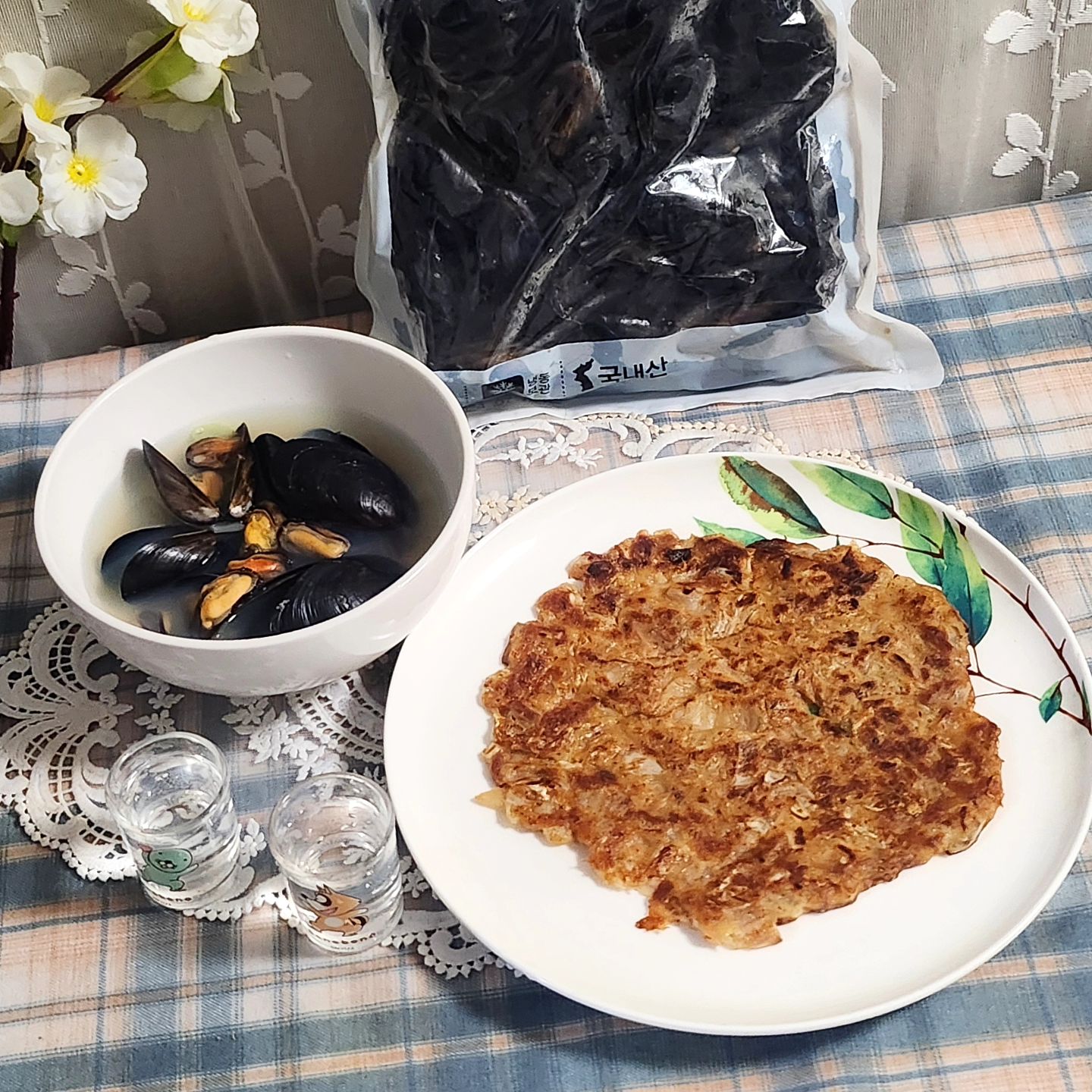 #협찬

비오는 날이면 부침개는 국룰!
김치전에 한잔하려니 국물도 당기네요.
손쉽게 끓여먹을수 있는 #자숙홍합 강추~

냉동 #손질홍합 이라서 바로 물500ml랑 청양고추, 마늘, 소금만 넣어도 #홍합탕 완성이에요.
껍질채 얼린 #피홍합 이라서 요리할때 마른 #홍합 없이 살이 포동포동하고 씹히는 식감도 부드러운 #홍합요리 성공~^^

음식점과 술집에서 많이 구매하는 #해품 홍합은 냉동실에 쟁여놓으면 간편하게 야식해먹을때 굿~ 👍

네이버에서 #해품홍합 검색하면 네이버쇼핑에 #주야수산 홍합을 볼수 있어요.
https://smartstore.naver.com/juya-susan