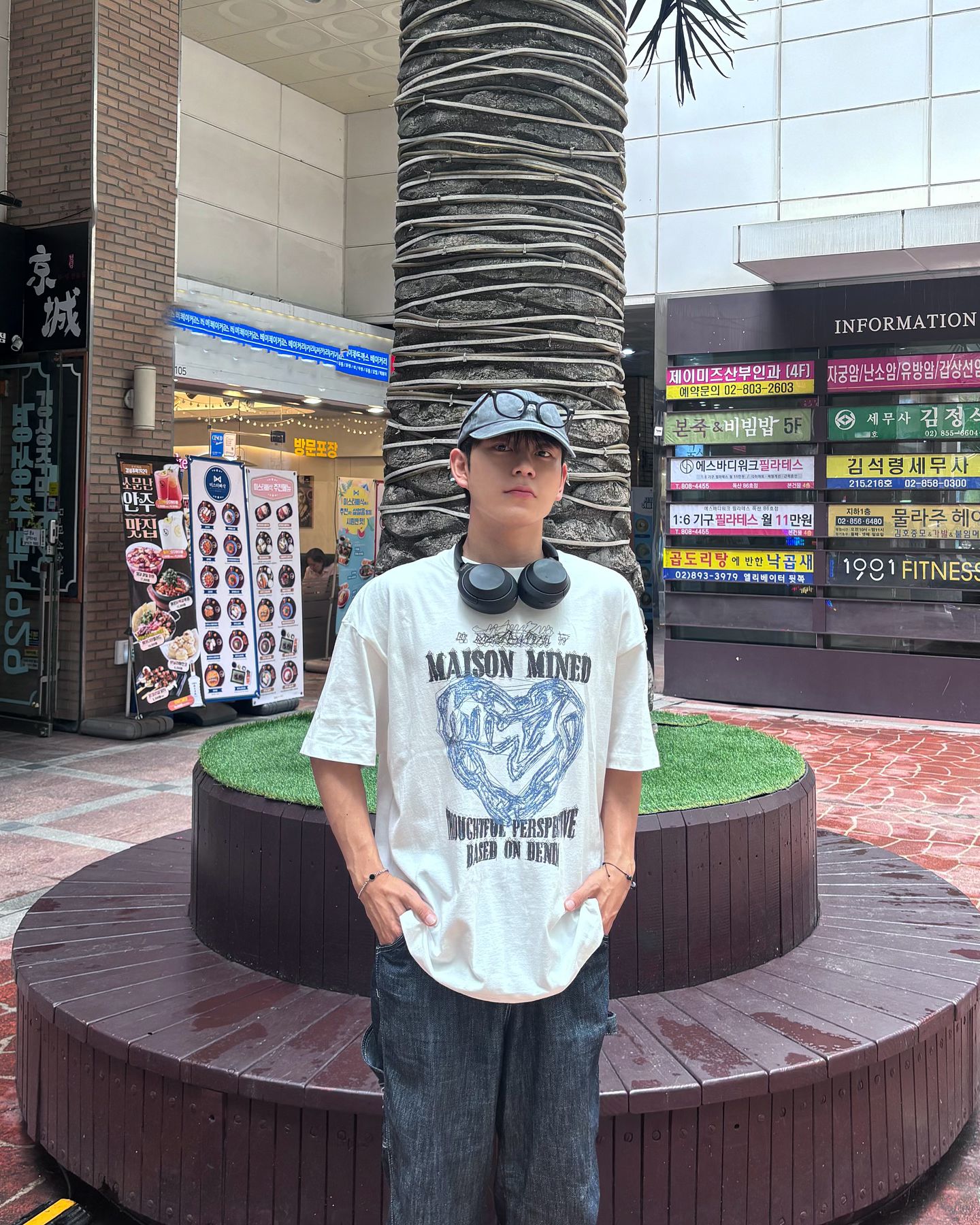 홈플러스룩 입고 마트 데이트하기🧝

🏷 이번 주말에 마트데이트 하면서 요즘 끝물인 대왕사진 찍기👀📸

🏷 메탈릭한 체인을 스케치한 느낌의 메종미네드 반팔 티셔트와 빈티지한 린넨 데님을 매치해서 편하면서도 스트릿한 느낌을 내봤어요⛓️

🏷 헤드셋과 볼캡, 안경까지 한스푼 더 해주면 홈플러스룩 완성

#광고 #메종미네드 #반팔 #반팔티 # 두들하트하프티 #DOODLEHEARTHALET #무신사 #무신사스냅크루 #오예스 #피스타치오 #maisonmined