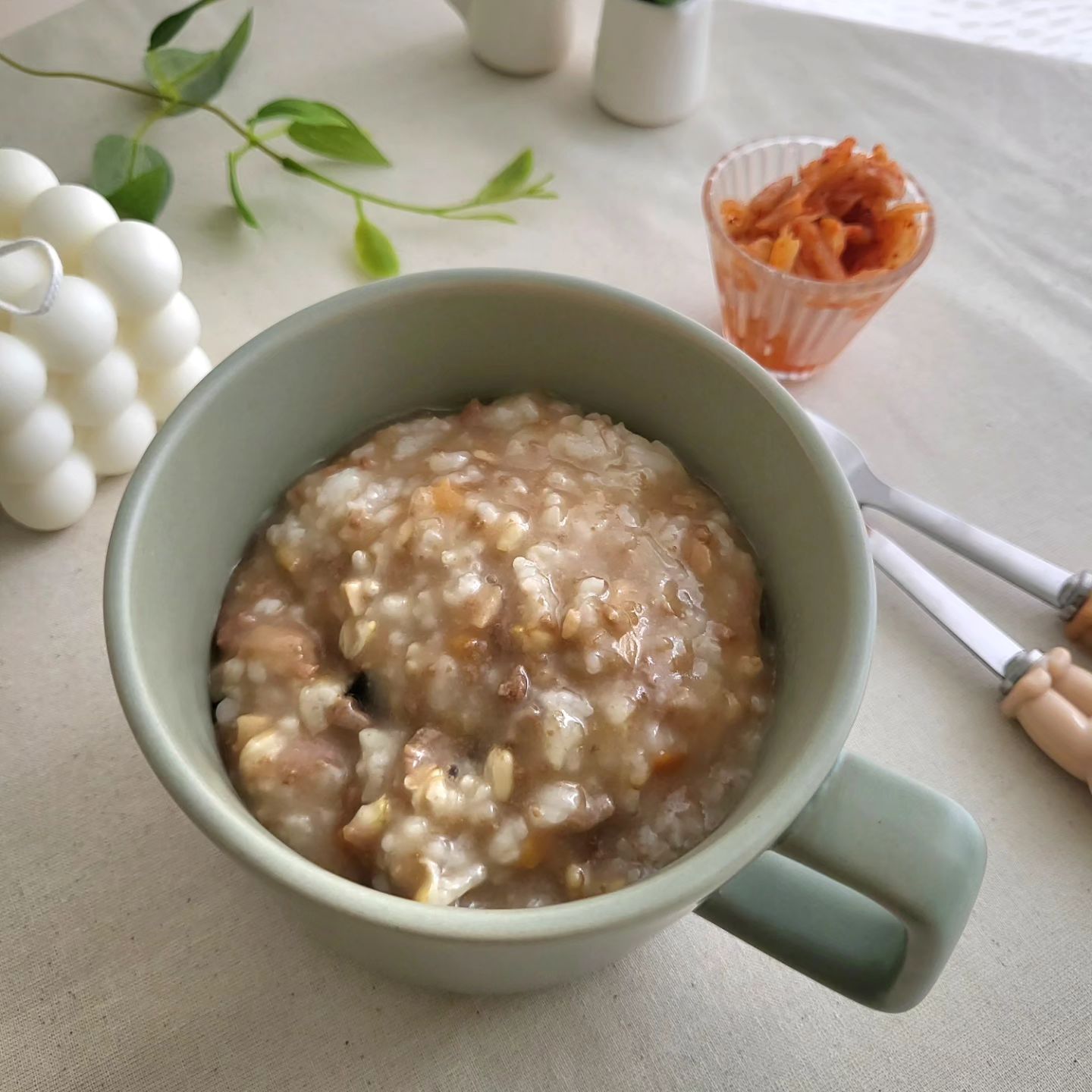 #밸런스죽 

제가 죽을 정말 좋아하거든요
그래서 많은 죽을 사먹었는데 너무 맛있어서
샘표 밸런스죽 으로 정착했어요.

다른 일반죽이랑 다르게 가격 착하고 
양 많고 정말 맛있고요. 
운동 갔다 와서 먹기 딱 좋은데요
오늘은 아이가 감기 때문에 몸이 아픈데 
밥 먹기 싫다고 해서 줬더니
한그릇 뚝딱 하더라구요.

죽에 간이 되어 있어서 너무 고소하고 
야채랑 고기가 많아서 식감도 좋고
현미가 들어가서 건강식으로 먹기도 딱 좋아요.

제가 요고 먹을 때 마다 포스팅 올릴게요. 
제가 여러 종류 죽을 냉장고에 넣어놓고 
살거든요. 닭죽도 정말 맛있어요요. ㅋㅋ

#샘표#샘표밸런스죽#죽#발아현미소고기죽
#먹스타그램🐷#먹스타맞팔#먹팔#맞팔
#먹스타#먹스타그램🍴#맛스타그램#맛스타
#맛스타그램😋