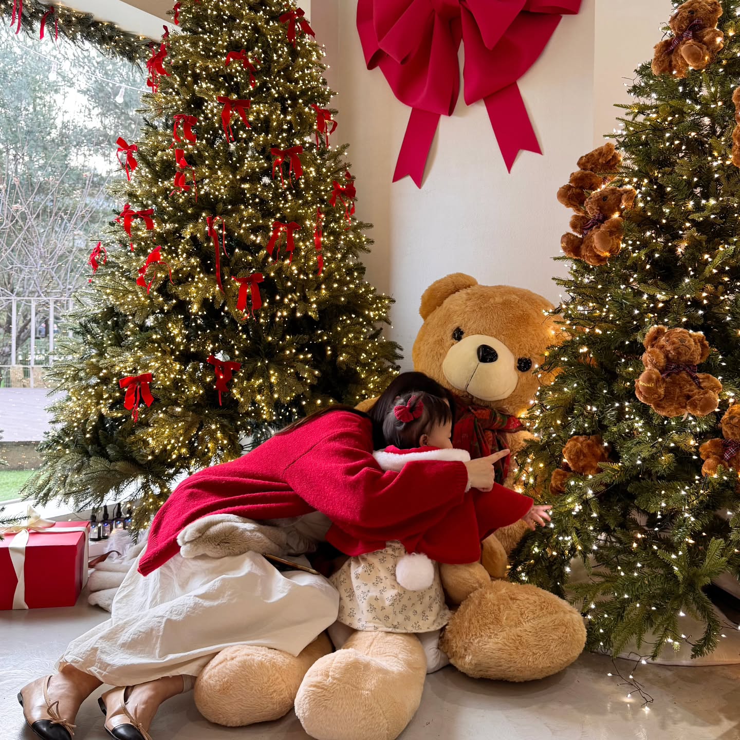 🎄
더 늦기전에 올려보는 지난 크리스마스 사진

이솜이는 A형독감이에욧,, 다행히 타미플루 먹자마자
하루만에 좋아져서 지금은 열도없고 쌩쌩 .ᐟ
이틀동안 38~9도 왔다갔다해서 얼마나 마음졸였는지..
분유를 사랑하는 솜이가 분유도 다 남기고 ㅠㅠ
엄마한테 안겨서 힘없이 쳐져있는게 안쓰러웠는데🥹
열 떨어지자마자 260ml 완분하고 ㅋㅋㅋㅋㅋㅋ
이곳저곳 누비고 다니다 낮잠자는중 🩷
아프지말기ㅜ.ㅜ 새해 첫날부터 액땜 제대로 했네 🙃

다들 건강 조심하세요 - 🙏🏻