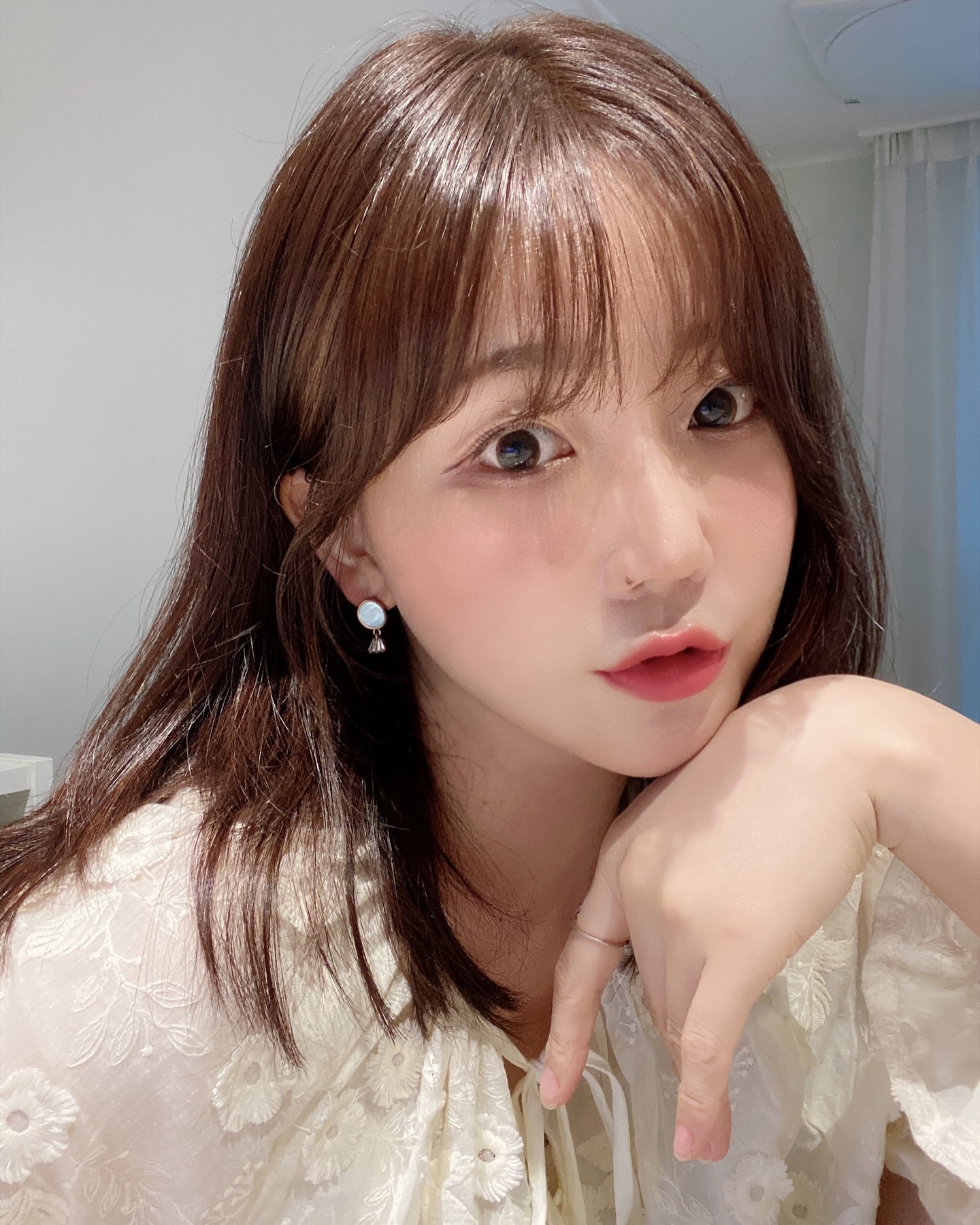피부과의 진화는 어디까지인가를 여실히 느꼈던 #아비쥬의원명동 에서 프로관리러라면 꼭 만나보는 #리쥬란힐러 케어 받고 왔어요! 갤러리 아트홀 연상케 했던 넓은 홀과 다양한 케어실, 그리고 프리 로봇 커피 서비스까지🤖☕️🎨 일리 커피맛도 좋더라구요! ㅎㅎ

대기시간도 짧고 체계적으로 진행되는 케어 과정들이 너무 좋았구요. 마취크림 바르고도 편히 누워서 기다릴 수 있는 대형케어실이 있어 기다리면서 꿀잠 잤네요😴ㅎㅎ

#크라이오셀 로 마무리해주니 피부진정도 빨리되고 성분 흡수도 효과적으로 도와줘 너무 좋았지말입니다🩵

전반적인 탄력도는 물론 확실히 피지감소 및 모공축소 효과가 눈으로 보여 너무 좋았구요. 기초케어 하기 전에도 건조하지 않더라구요! 시설면이나 서비스, 케어만족도 모두 좋았던 아비쥬의원명동점! 재방문 의사 110프로 입니다😉

📍#아비쥬의원 #명동 
▫️ 서울 중구 남대문로 78 타임워크 빌딩 B1
▫️ 1544-0377
▫️월-금 10:30-20:30/토 10:00-16:30 /매주 일요일 휴무 

 
#명동역피부과 #미술관피부과 #갤러리피부과 #힐링아트클리닉 #아비쥬 #아비쥬의원 #아비쥬클리닉 #내돈내산 #피부과추천 #리쥬란 #REJURAN