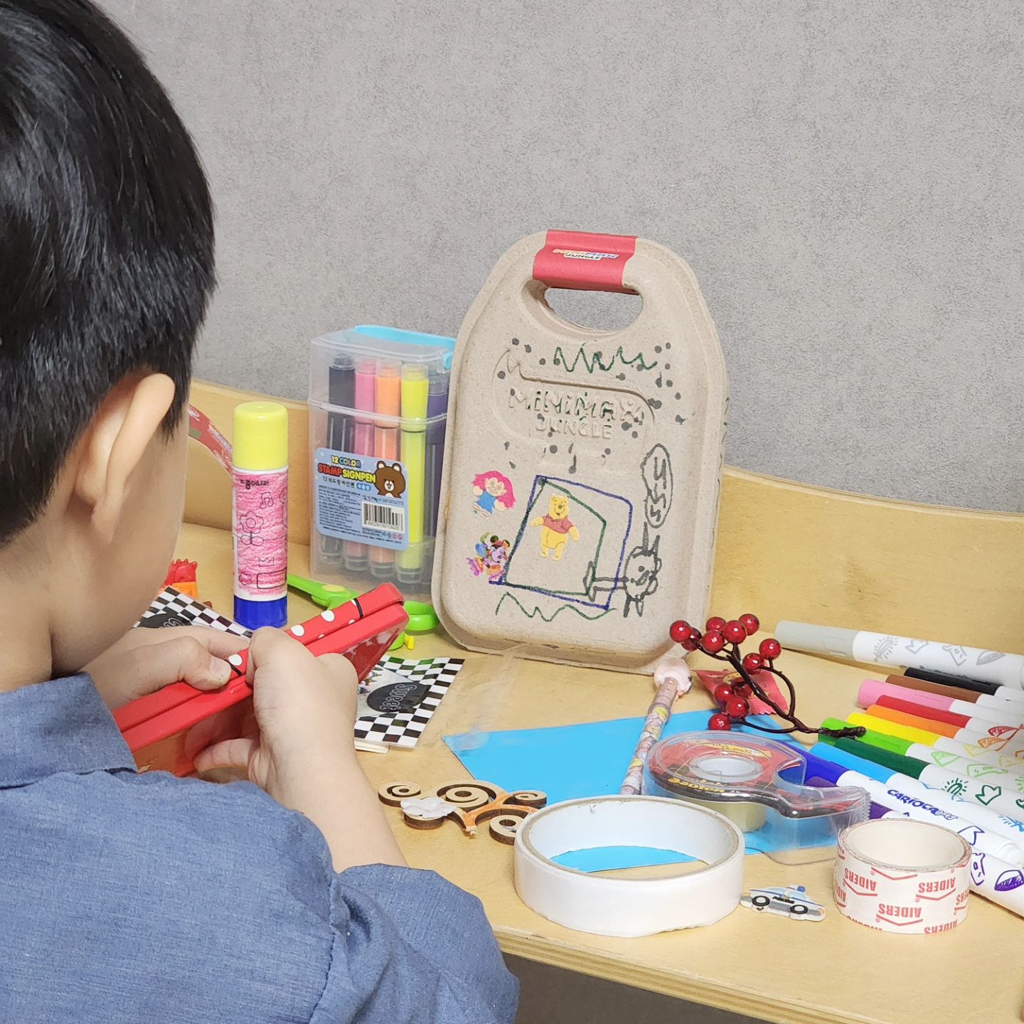 #광고 

만들기 재료 생겼다며 그림 그리고 스티커 붙이고
미니막스 정글 박스 꾸미며 신이 난 아들램❤️ 

민감한 기질의 아이라서 남들보다 미각도 뛰어나
맛있는 거 기가 막히게 잘 아는 아이인데요,
다른 비타민은 맛없다며 잘 안 먹는데
미니막스 정글은 더 달라고 자꾸 찾아요😅 

젤리 좋아하는 아이 취향 저격 젤리 제형 비타민❣️
개별 포장이라 더 위생적이고요~
코뿔소 모양이라 아이가 더욱 좋아한답니다😁 

설탕이나 감미료 무첨가!
딸기 농축액과 딸기향을 넣어 더 맛있어요~
왜 하루에 두 개만 먹어야 하냐며 투덜투덜
내일 또 먹자고 오구오구 해주었답니다 

minimax.official
#젤리비타민 #미니막스 #어린이비타민 #비타민젤리 #키즈비타민 #동아제약 #미니막스정글 #유아비타민