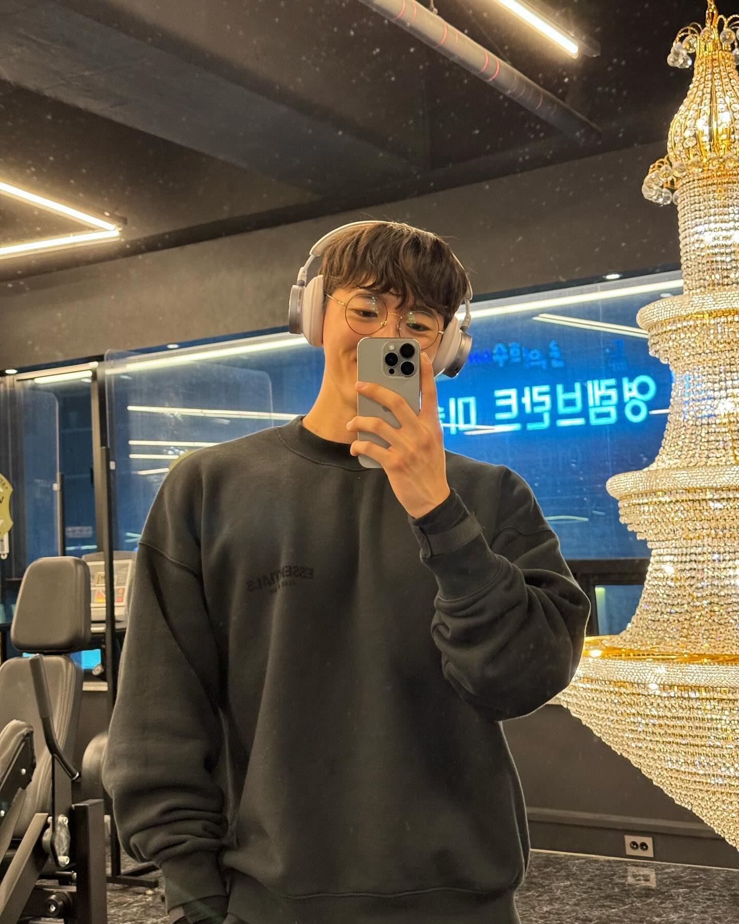 .
2023.12.13

회식했는데도 운동하러 간 나 자신 칭찬 중

검은 옷 입고 갔는데 회식장소 벽면이 검은색이라
벽에 달라붙어서 보호색으로 술 권유를 피할 수 있었다
거의 뭐 카멜레온 그 자체였음🫥

고기 실컷 먹었으니 이제 도망가자🤓