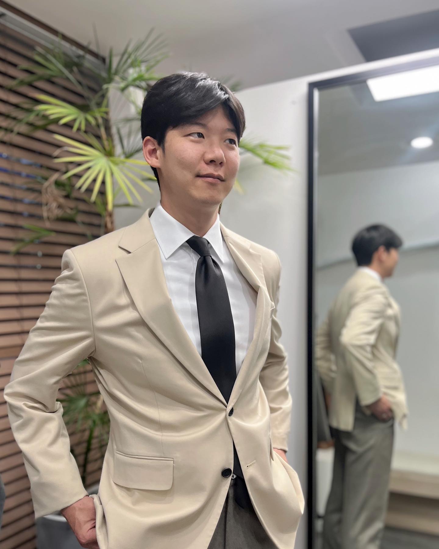 예복 가봉 & 촬영용 정장 셀렉 다녀왔어요🤍 결혼준비 하면서 몇 없는 예랑이를 위한 하루였답니다👀😍 예복은 아직 가봉본인데도 핏감도 좋고 체형보정이 잘 되어서 왜 맞춤을 하는지 바로 이해가 되었잖아요,, 촤르르 떨어지는 뒷태에 뜬금없이 심쿵,,💖 고심해서 고른 소재도 넘 고급져서 민호는 가봉하는 내내 옷을 쓰다듬더라구요😖🤭🥰 가봉과 함께 촬영용 정장도 고르고 왔답니다❤️ 차근차근 스튜됴 촬영을 준비하는 중,,🤍

#결혼준비 #예비신랑 #예복 #예복맞춤 #예랑 #예랑이 #테일러룸스