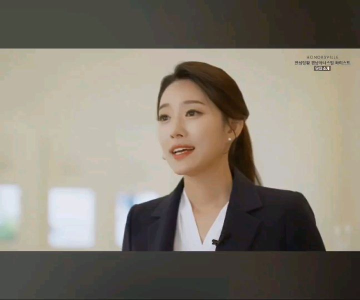 일하는 영상은 첫 업로드네요 ! 
작년 12월 촬영했던 안성당왕 경남아너스빌 하이스트 
넓은 거실폭과 서비스면적, 세련된 인테리어가 돋보였던 현장이었어요.
⠀
은주 언니랑 페어로 붙여주셔서
찍을 때마다 천상의 비지니스 부부 호흡을 보여주고 있답니다 :)
항상 유쾌한 김인만 소장님도 오랜만에 뵈었고요.
주연쌤의 헤매로 당당하게 촬영완

⠀
하이스트 라는 펫네임이 붙어 프리미엄을 보여주는
#안성당왕경남아너스빌 #경남아너스빌 
완공까지 응원할게요 !!
⠀
#경남아너스빌홍보영상 #경남아너스빌모델하우스영상
#아나운서영상 #모델하우스영상 #모델하우스아나운서
#인포모셜 #인포모셜아나운서 #인포모셜영상아나운서
#홍보영상 #홍보영상아나운서 #홍보영상진행자
⠀