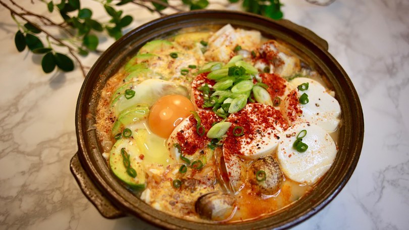 .
바지락과 #사골육수 를 함께 넣어 진하게 끓인 #순두부찌개

바지락만 넣어도, 사골육수만 넣어도 충분히 진하고 맛있을테지만 가득찬 냉동실을 좀 비우고자 얼려두었던 바지락과 사골육수를 함께 쓰는 호사를 누려봄

나도 찌개 플레이팅을 이쁘게 해보고 싶은데🍲

건더기가 들어간 이후에 최대한 안건들이고 간은 어떻게 맞출 수 있는거죠🤷🏻

조미료 넣고 휘젓진 않아야 하는건가, 아니면 애초에 간을 맞춘 국물을 마지막에 넣어줘야하는건가🤦🏻

사실 먹으면 똑같을테지만 괜한 욕심에 드는 생각임⚡

암튼 요새 피드가 너무 초록초록했는데 빨간 국물 피드 업로드 성공🏃🏻

#안주하는남자 #안주하는삶 #안주남

#동탄맛집 #은우리집

#찌개요리 #순두부 #한식다이닝 #집밥 #저녁메뉴추천 #저녁뭐먹지 #한식추천

#밥안주 #술안주 #안주추천