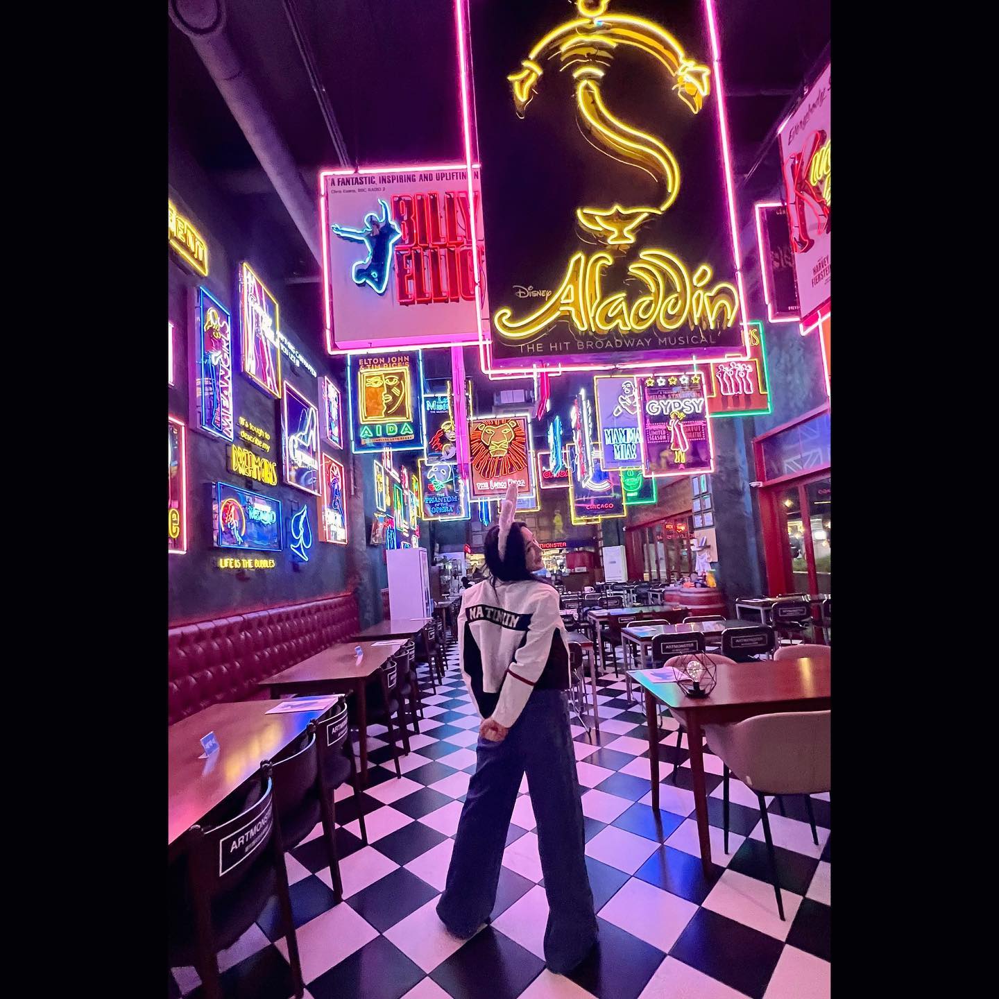 #인계동 #아트몬스터 
.
.
.
.
.
.
.
.
#사이버펑크 #cyberpunk #artmonster #beer #인계동술집 #수원 #suwon #맥주 #selfie #ootd #수원술집 #수원핫플 #photography #네온사인 #neonlights #korea #korean #마뗑킴 #matinkim