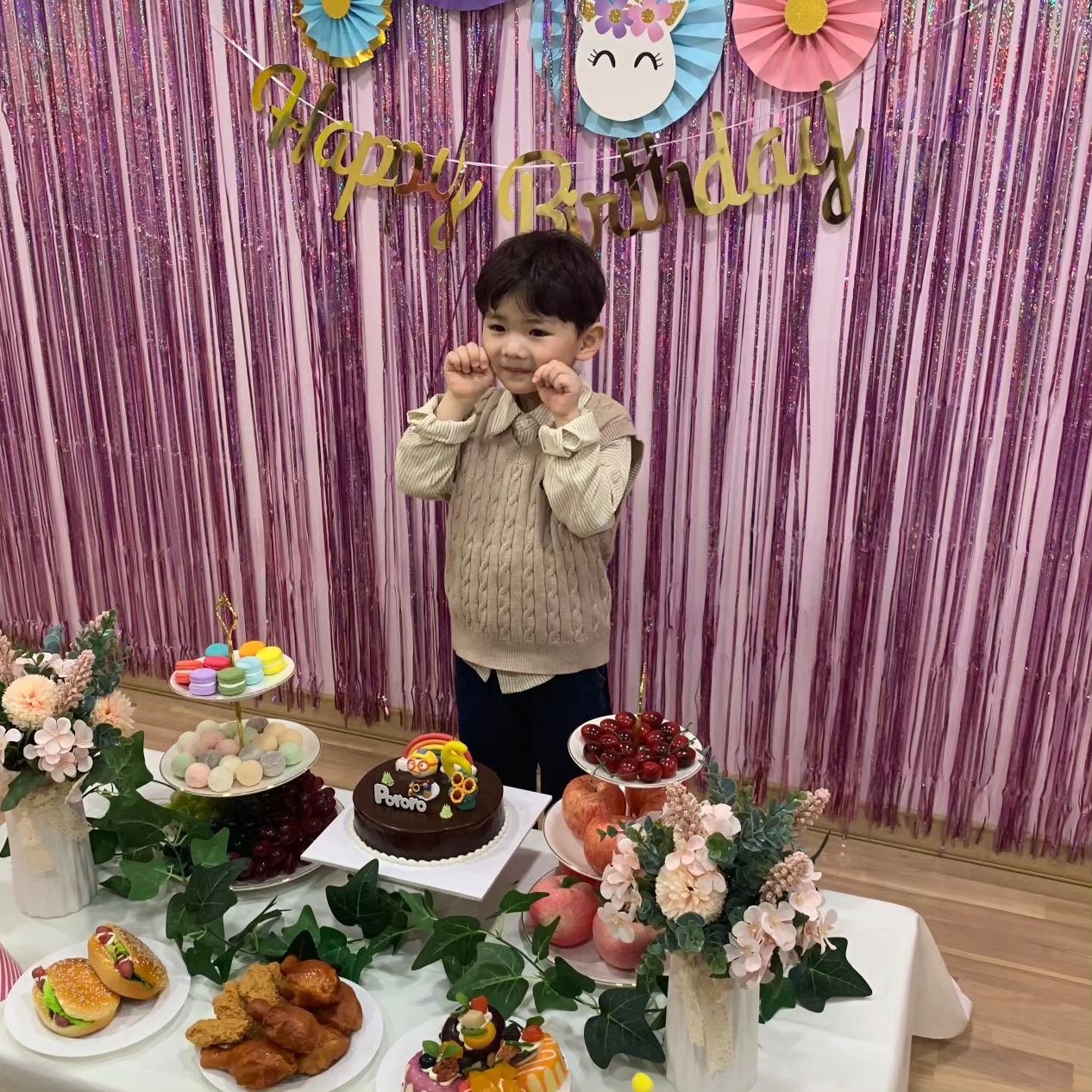 2주전부터 태윤이가 
손꼽아 기다려온 시간,,🩷
친구들과의 생일파티🤴🏻✨️

진짜 생일은 1월 26일이지만
그 전에 찐친들과 모여
즐거운 생일파티 했어요🥰❤️

친구들이 불러준 생일 축하노래,
정성스럽게 준비해준 선물,
함께 나누어먹은 케이크,
키즈카페에서 맘껏 뛰놀기까지 !!
너무나도 행복했다는 울 아들,,😉

친구들아 생일 축하해줘서 고마워🩷

다음주 진짜 생일 때에는
우리가족 여행 떠나자구🩷
엄마도 기대중,,😍😍😍