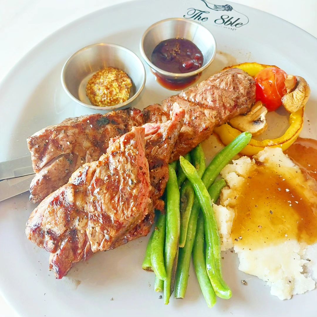 이날 롯데월드 가기 전 스테이크를 먹어따!😆

the8ble_d 

비주얼 최고 스테이크 냠🍖
로제파스타도 냠🍝
체리둥둥올려진 오렌지에이드 냠🍹
날씨 조금만 덜 더워지면 경치 좋은
야외테라스에서 먹으러 한번더 꼬고!!

나는 사실 스테이크보다 파스타가 훨씬 좋다..☺💕
전세계 파스타 종류 다 먹어보고싶엉