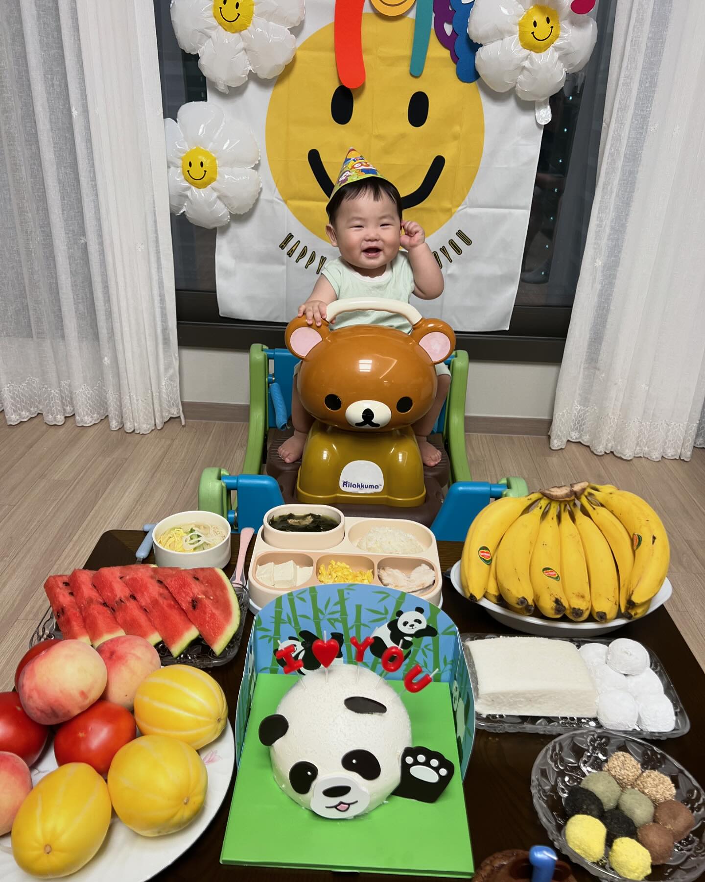 울아가 생일날 생일상 😍💖 국수도 먹어보고 꼬기듬뿍 미역국도 먹고 밥다운밥 처음 맛본 날 🌻😘 앞으로도 건강하게 잘 크자! 🥰🌷💛

#생일축하해🎂 #돌아기생일상 #첫돌 #첫생일 #돌잡이는마이크🎤 #베어리스타브라우니케이크🐻 #안녕판다케이크🐼 #생일떡 #미역국 #잔치국수 #육아소통 #육아일상 #육아일기 #행복