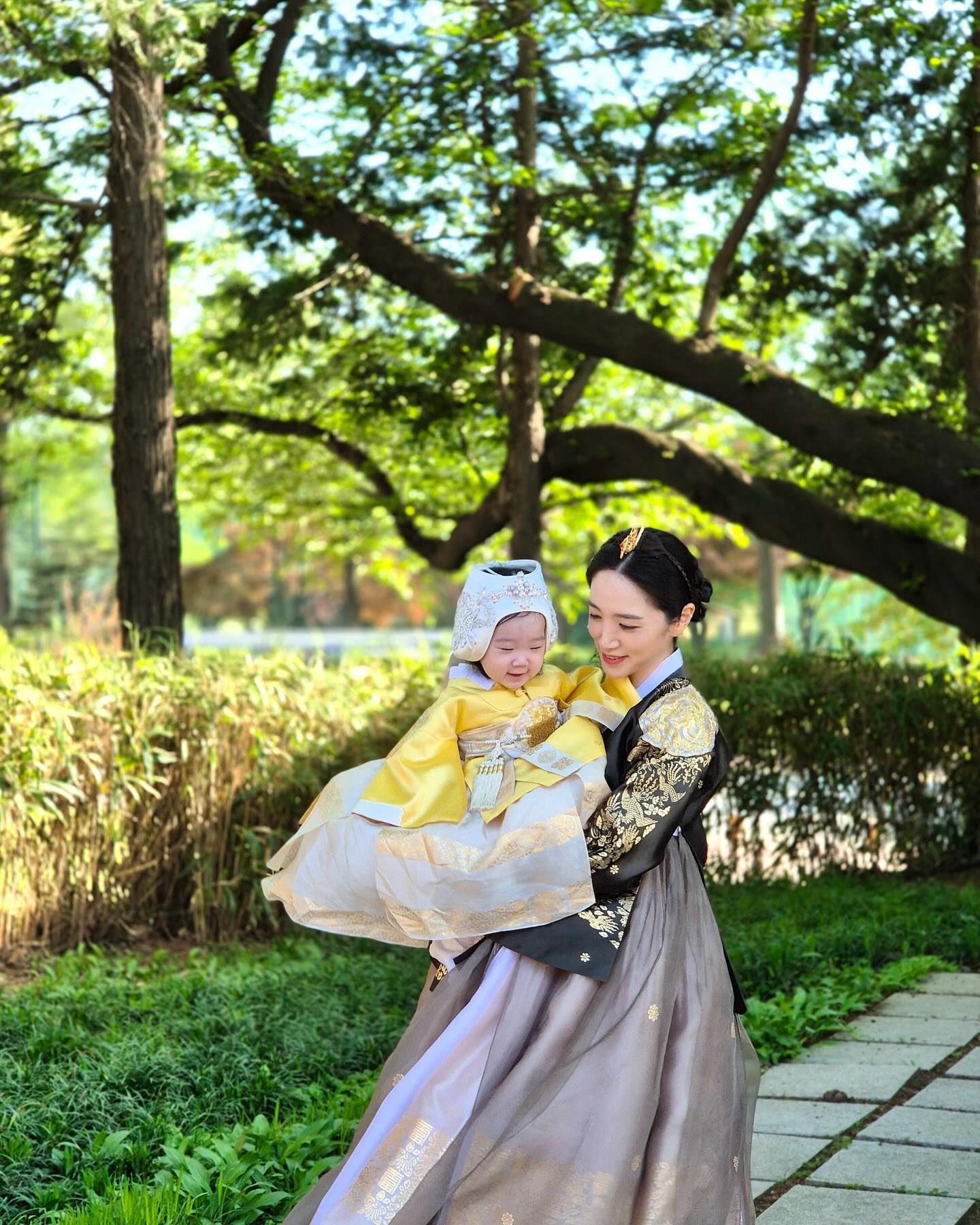 지난주말 수아의 돌잔치💚
판사봉을 내심 기대했던 아빠의 바람과는 달리
수아는 돌잡이 반짇고리 잡았어용🧵🪡!!
너무 피곤해서 안내키는데 자꾸 잡아라하니
그냥 젤 앞에있는거 잡은것같긴 하지만요🤣

그래도 네가 뭘잡든 수아야
지금까지 안아프고 밝고 예쁘게 커줘서 너무 고마울뿐이야.
엄마아빠는 네가 건강하고 행복하기만을 바라! 🩵

태어날때부터 행복을 준 너의 존재자체가 우리에겐 축복이지만
앞으로 세상에 쓰임있는 사람으로 자랄수있도록 엄빠가 도울게! 
수아야 고마워 사랑해🩷

#돌잔치
#돌끝맘
#한옥돌잔치