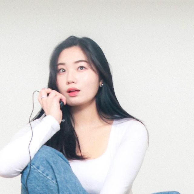 @yeahin_stagram on Instagram: "#광고 #오늘우리사진관 용리단길🤍 

오늘,우리사진관은 합리적인 가격에 기본 보정이 된(필터 색감 존예ㅠ) 원본을 모두 무료로 가지고 갈수 있고
브라운/흑백/컬러 중 자유로운 색감을 선택할수 있어서 너무너무 좋았어요 찍다가 흑백으로도 찍고 할수있어서 너무 재밌었었요💓그리고 스튜디오가 엄청
쾌적하고 청결하게 되어있어서 촬영 하기에 너무 좋았고 플레이리스트까지 셋팅 되어있어서 시간가는줄 몰랐어요ㅠ🥲 무인 운영이라 정말 자유로운 분위기였고 촬영 시간도 여유있었어요! 무인운영이라 촬영하기 어렵다고 생각할수 있지만 엄청 세세하게 설명이 되어있어서 저같은 손 많이 가는 사람도 쉽게 촬영할 수 있었답니당...ㅎㅎ😍 딱 들어가시면 엄청 크고 예쁜 거울이 있는데 거기서 셀카를 찍으면 엄청 잘나와요...#거울셀카맛집 삼각지역도 가깝고 신용산역도 가까워서 용리단길에서 놀다가 친구랑 사진 찍어도 좋을꺼 같아요❣️(사장님이 넘나 친절하셔서 예약하기도 수월하답니다) 머리띠나 소품 많이 많이 가져가시는거 추천드려용~ 
.
.
.
#광고#용리단길셀프사진관#용산셀프사진관#삼각지셀프사진관#숙명여대셀프사진관#숙대셀프사진관#셀프프로필사진#셀프가족사진#셀프커플사진#용리단길맛집#삼각지맛집#용리단길데이트코스#삼각지데이트코스#숙대데이트코스"