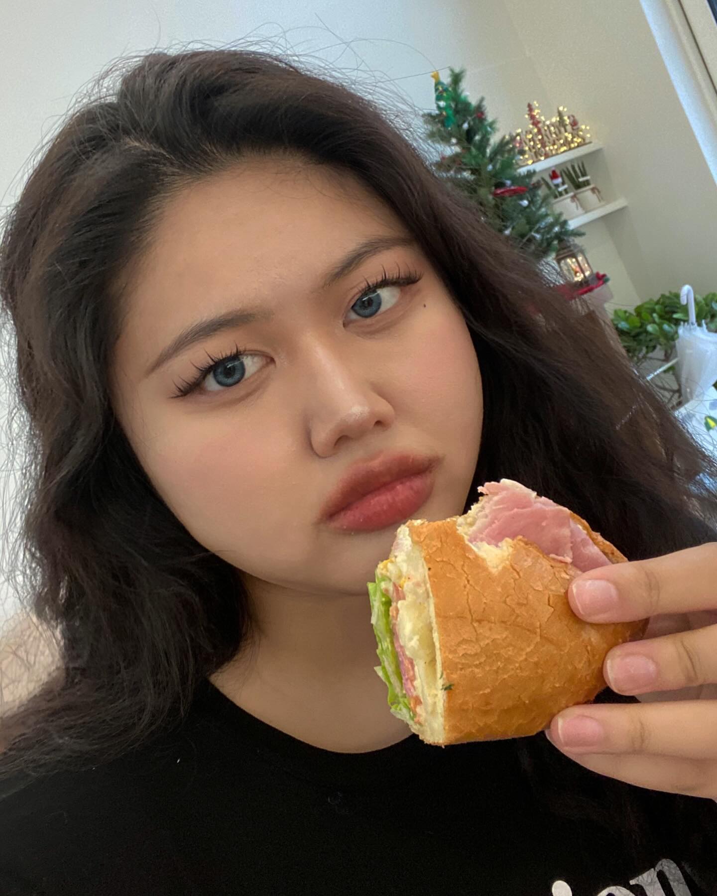 인생샌드위치 가게에 다녀왔다!!
부천에 위치한 가성비 최고 가게 ‘카페드샌’
[경기 부천시 조마루로 385번길 63 웰유오피스텔 1층 102호]

배가 아주 빵빵해지는 양의 샐러드와 샌드위치
따끈바삭한 식감에 재료도 듬뿍 들어있어서 샌드위치임에도 밥 한 끼 먹은 것처럼 정말 든든하다

햇살이 예쁘게 들어오는 가성비 최고의 카페 카페드샌!!

#카페드샌 #춘의역 #춘의역카페 #춘의역샌드위치 #부천샌드위치 #가성비카페 #샌드위치맛집 #부천맛집 #부천카페추천 #카페추천 #브런치카페추천 #일상 #데일리 #daily #cafe