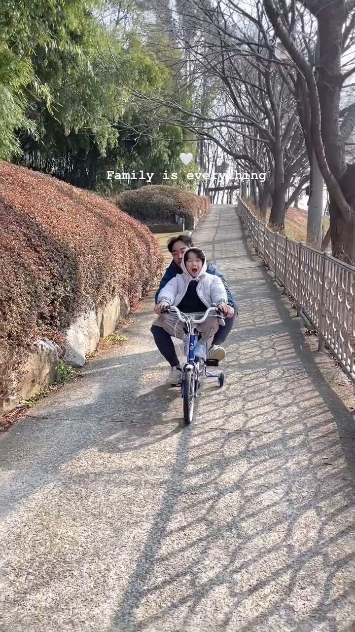 ⠀
든든한 아빠와 사랑스런 아들,
보고만 있어도 흐뭇한 둘! 사랑해🤍🤍

자전거야, 힘내🥹