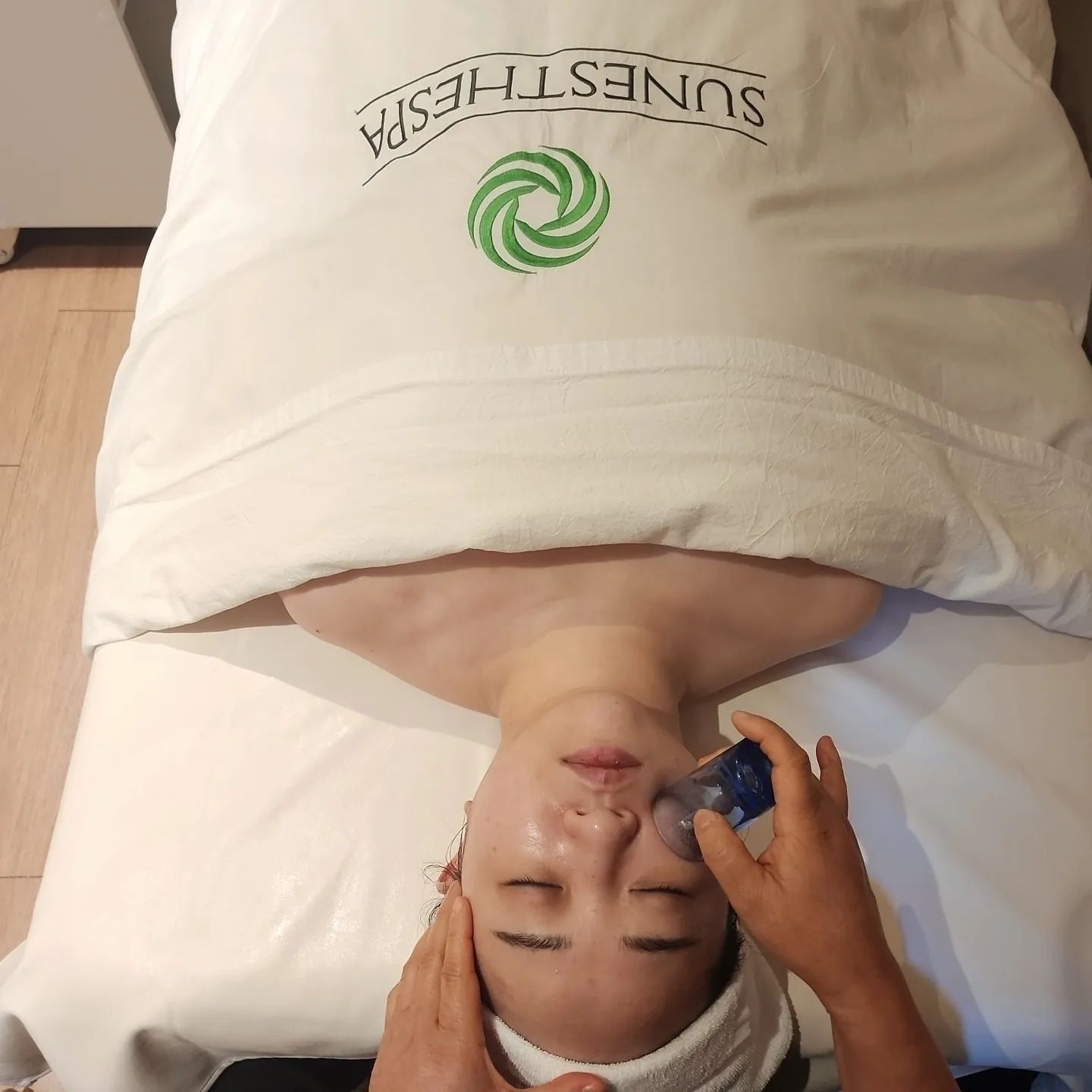 #광고#선에스테스파안산점 

평소 피부가 정말 건조한 편이라서 
각질 때문에 고민이 많은편! 
그래서 이번에 예전에도 받고 좋았던 
약초필링을 받으러 선에스테스파 
안산점에 방문!! 

따로 집에가서 재생관리가 필요가 없어 
편하고 얼굴 윤곽을 잡아주면서 하는 선에스테스파의 새로운 케어! 디자인필 약초필링이라 기대가 정말 많았어요! 

받을때 사람마다 다르겠지만 조금
따끔할 순 있는데 못 참을 정도는 아니고
5일정도 지나면 서서히 각질이 떨어지면서 
서서히 매끈한 피부로 돌아와요! 그리고 
딱 받은날 빼고는 화장, 세안 모두 가능! 

약초필링 받은지 5일정도 지나니 각질이 밀리면서
 볼에 있던 모공도 좀 줄어든거 같고 
기미도 좀 연해진 느낌 ㅎㅎ 저는 워낙 각질이
밀리는데 시간이 조금 시간이 걸렸지만 그래도 
하고 나니 만족도가 높았어요! 

사람마다 조금씩 차이는 있지만 확실히 
저는 받길 잘 했다는 생각이 들었던 약초필링! 
.
.
.
.
.
.
.
.
#안산피부관리실#안산각질케어#안산피부각질케어#약초필링#안산에스테틱#안산피부관리잘하는곳#안산중앙동피부관리#안산고잔동피부관리#매끈한피부만들기#건조한얼굴케어 
#선에스테스파#디자인필