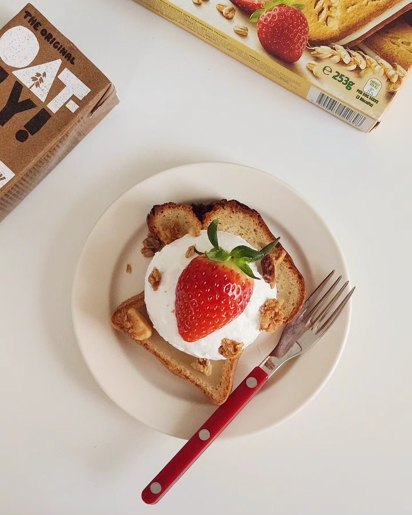 여름빵학 #콩콩쌀파운드 (summer._.bakery) 

여빵도 그동안 이것저것 많이 먹어봤는데, 콩콩쌀파운드는 처음이더라구요? 🫢
이걸 왜 이제야 먹어본건지 ... 🫠 완전 제 스타일,, 쳑쳑하면서 살짝 쫀득한? 식감💛
핫케이크 반죽맛이라고 하던데 진짜 그렇더라구요! 너무 신기해 ... ᰔ 
4개나 쟁였으니 가만안도 .. 쿠키랑 쌀브레도 같이 주문했는데, 쌀브레도 최고쥬❤️‍🔥

그나저나, 오늘은 2023년 마지막 평일! 이었어요. 뭔가 올해를 마무리 하는 너낌,, 
전 몸 상태가 좋지 않아 🥲 하루종일 약 먹고 누워있는것으로 마물히 ... 🫠 ꔛ
올해 참 빠르게 지나간 것 같아요, 뭔가 이렇다 할 큰 성과(?)는 없는 한 해 같은데,, 
그래도 별 탈 없이 호로록 지나간 것만으로도,, 감사함을 가져야겠죠! ❤️‍🔥❤️‍🔥

그리고 #그릭데이 #데이지클럽 1기 활동도 마무리 되었어요💙 활동하는 내내
정말 즐거웠고, 그릭요거트로 다양한 레시피 만들어 활용하는 재미도,,🤤👍
보내주기 아쉽지만, 2024년에도 나 그릭데이 많이 좋아할거야 ... ᰔ 

-
#여름빵학 #비건파운드 #연말회고 #편지 #그릭레터 #그릭편지 #데이지클러버1기 
#그릭요거트레시피 #그릭요거트식단