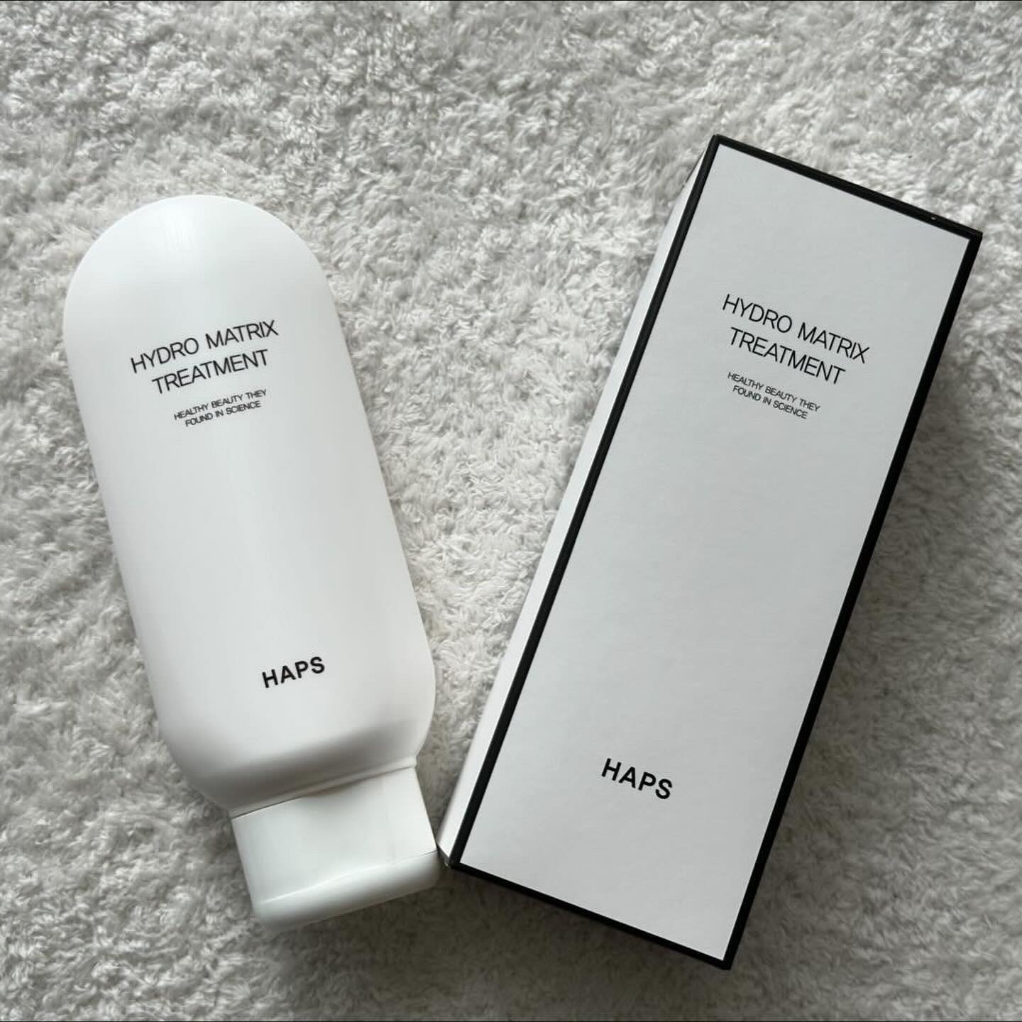 #협찬 #광고 

☑️제품명: 햅스 매트릭스리페어 헤어트리트먼트
☑️용량: 200ml
☑️가격: 35,000₩

햅스 매트릭스리페어 헤어트린트먼트는 손상모발에 필요한 필수 단백질과 아미노산 공급으로 수분감 가득한 모발로 만들어주는 헤어트리트먼트로 아주 유명한 제품이에요💖

트린트먼트 안 성분에는 마카데미아넛트오일과 자연유래 성분으로 30%나 되는 팔미트레인산이 함유되어있어 노화방지와 보습기능을 도와주며, 세라마이드가 들어있어 유연성을 높이는 지질공급과 CMC를 형성해주어요 : )

그리고 헤어관리에 가장 필수적인 케라틴단백질이 들어있어 모발의 90% 이상을 구성하는 단백질이 손상모발에 필요한 필수 단백질과 아미노산 공급으로 수분감 가득한 모발로의 회복을 도와주며, 
모발에 제품도포시 흡수가 아주 잘 되는건 물롣, 향기가 너무 좋아요👍🏼

햅스 트린트먼트 사용시 가벼운 텍스쳐로 손에 이물감 남지 않고 깨끗하게 모발에 발리며, 헹구지않는 트리트먼트라 너무너무 간편한거 있죠!?🫶🏼

수분에센스형 트리트먼트이며, 모든제품 구매시 체험용 샘플키트증정은 물론, 해당 제품은 50ml, 200ml, 250ml, 500ml 용량별 로 구성되어 작은 용량은 여행 다닐 때 챙겨다니면 너무 좋을 것 같아요✨

#협찬 #미용실트리트먼트 #햅스 #햅스매트릭스리에어트리트먼트 #햅스트리트먼트 #트리트먼트 #트리트먼트추천 #헤어트리트먼트 #리페어트리트먼트 #극손상트리트먼트 #손상모발복구 #상한머리복구 #머릿결좋아지는법 #수분에센스 #자연유래트리트먼트 #윤기나는 모발관리 #바르는트리트먼트 #단백질트리트먼트